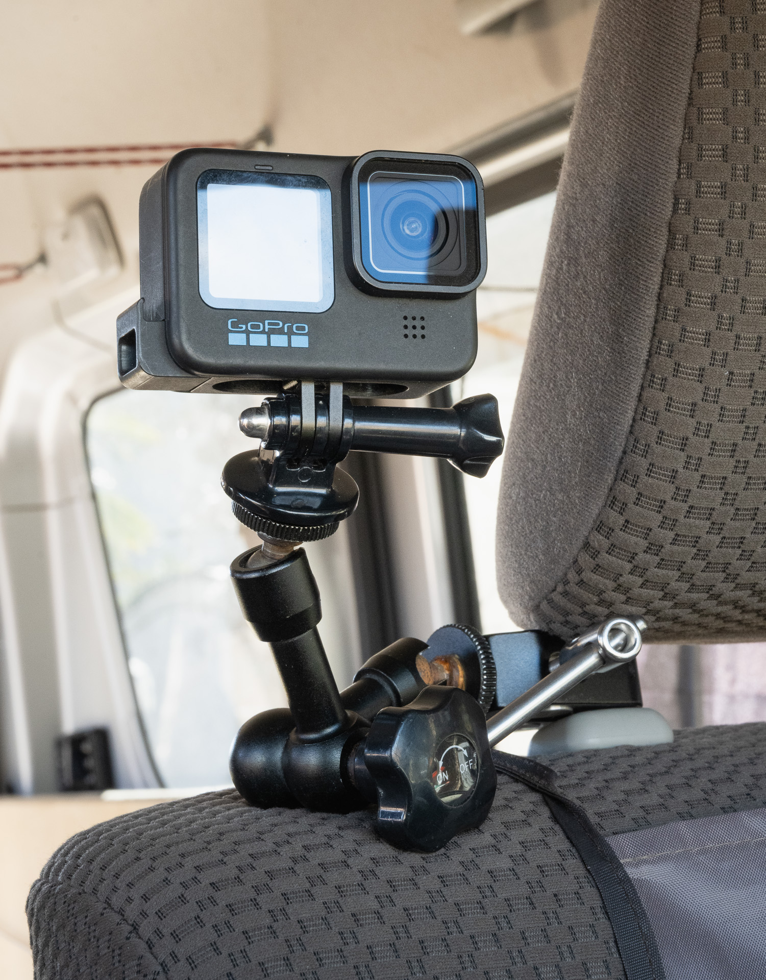 運転席目線とまではいかないものの、十分ドライブ感のある映像が撮れる