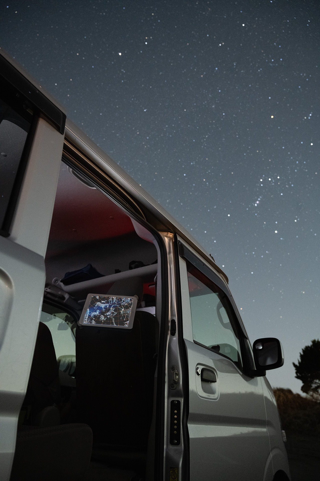 後席で星空シミュレーションアプリを見ているところ。中程右にオリオン座