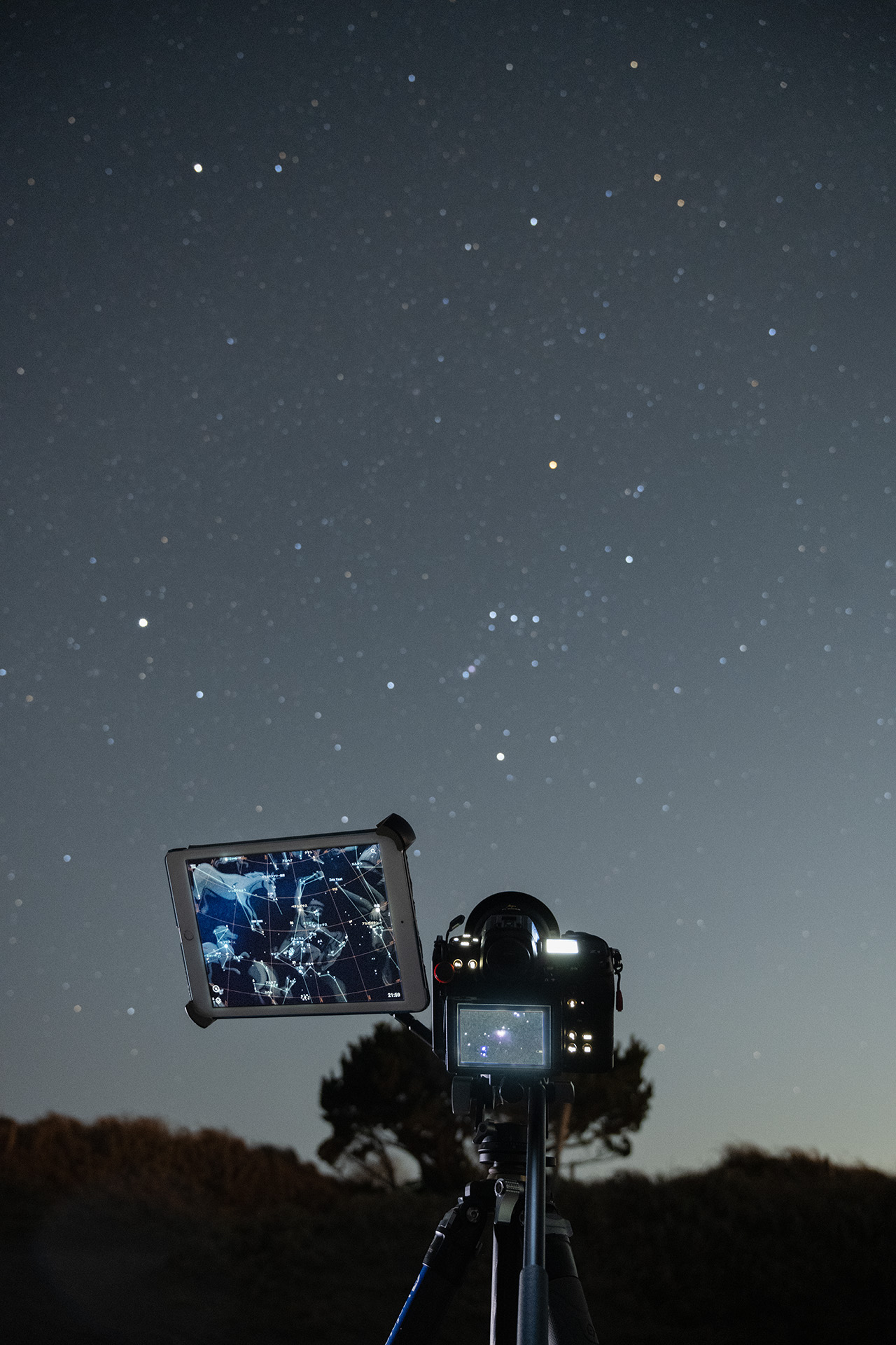 カメラを星空に向けるとタブレットの表示も追随してどの星を見ているかがわかる