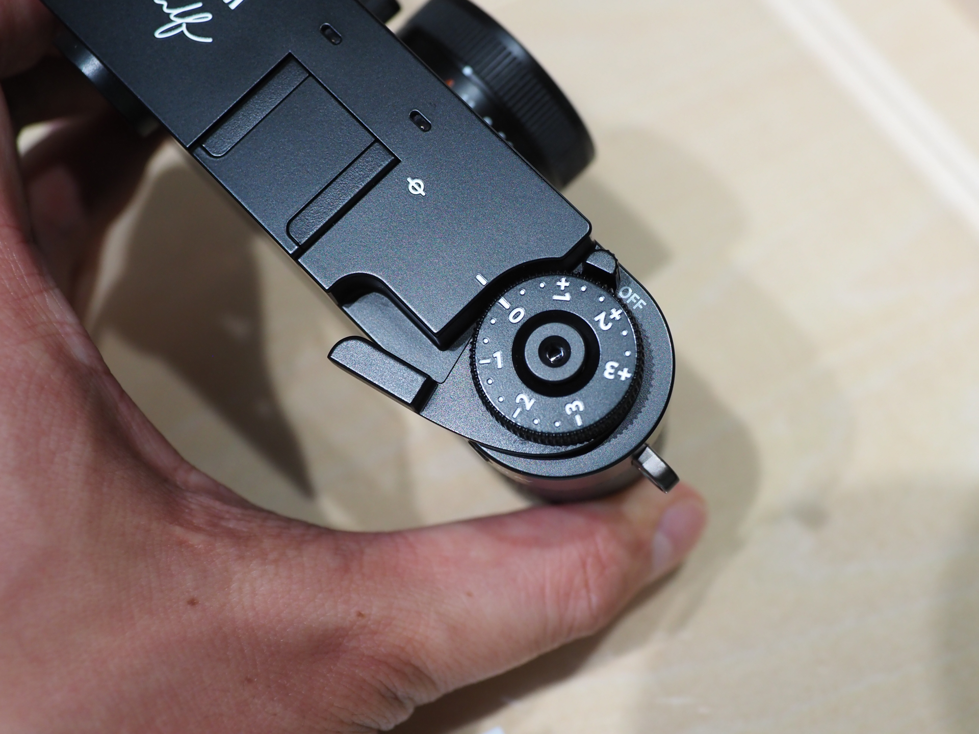 2in1機能は、ボディの右肩に備えたフレーム切り換えレバーを使用する