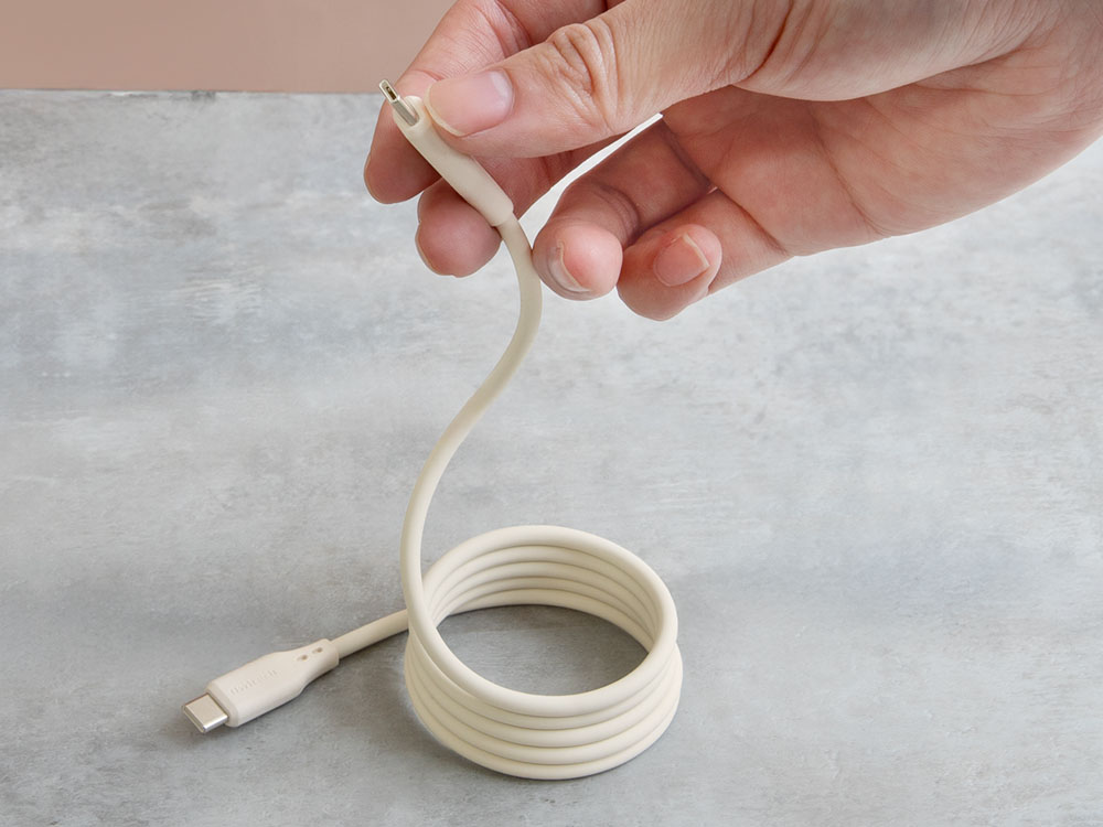 ケーブル自体の磁力で円筒形にまとまる