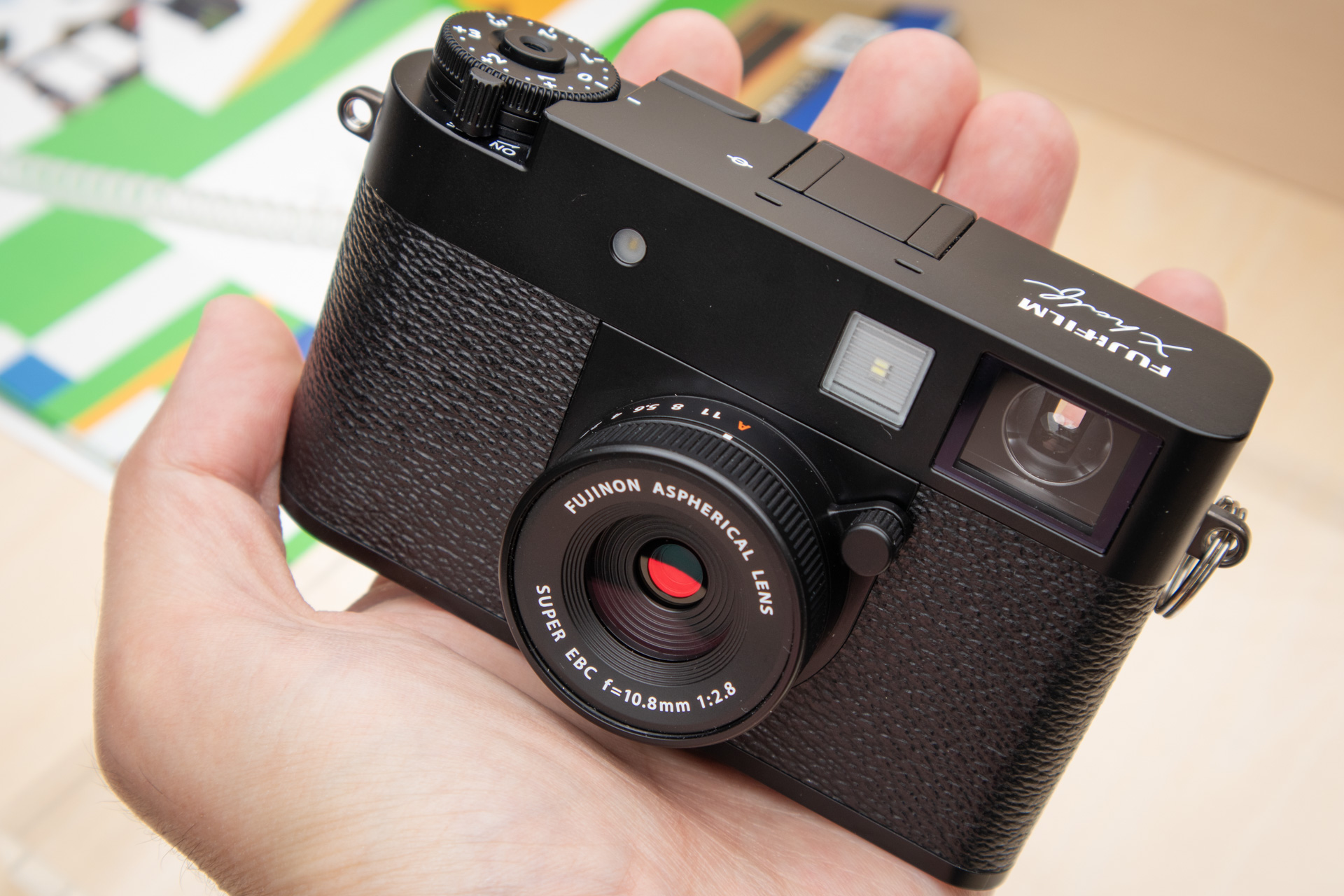 X halfのブラック。思ったより小さくて軽い印象を受けた