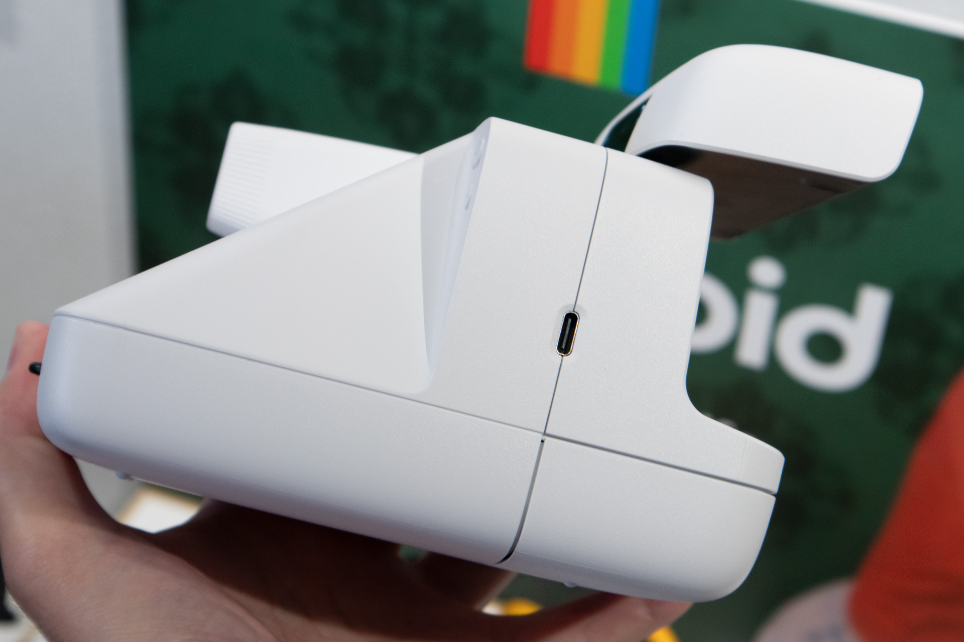 側面にUSB Type-C端子を装備