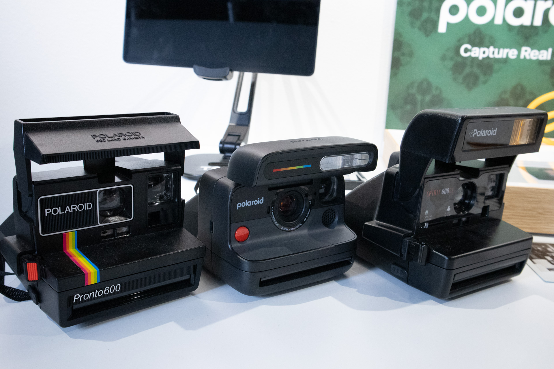 過去のモデルの要素が至る所にちりばめられている（中央がPolaroid Flip）