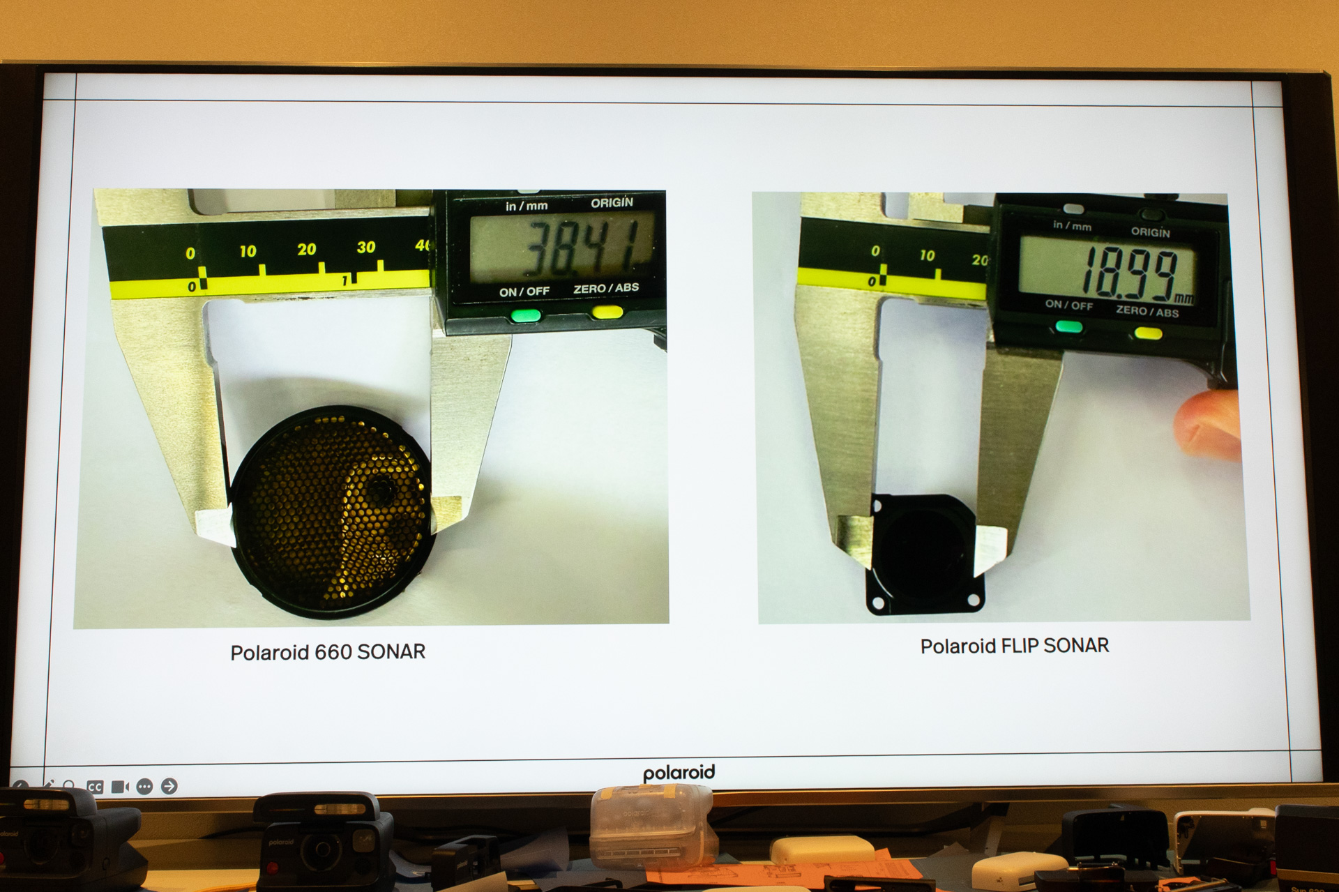 Polaroid Flipの超音波センサー（右）は従来品より小型化されている