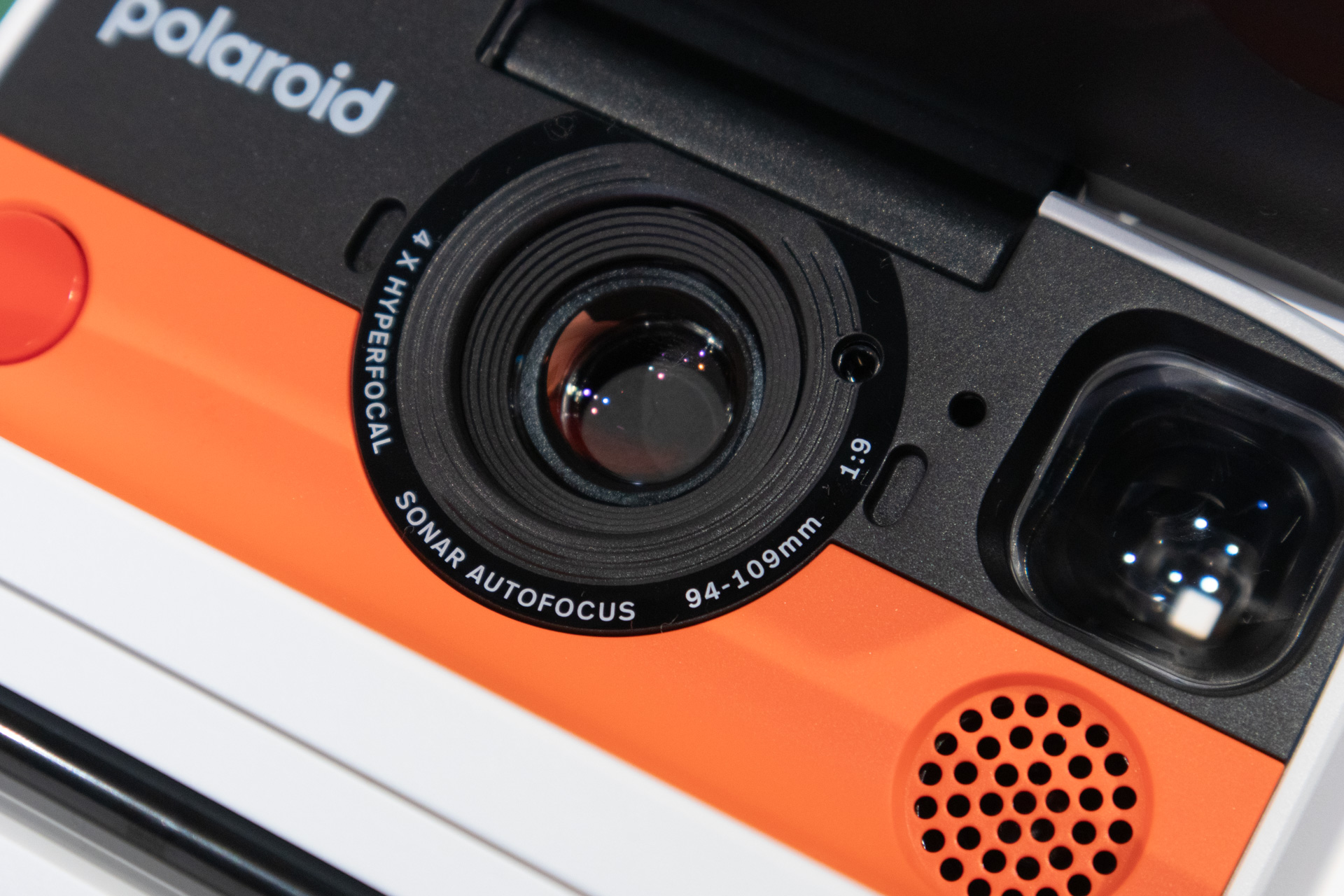 レンズ部分。メッシュの所は超音波センサー