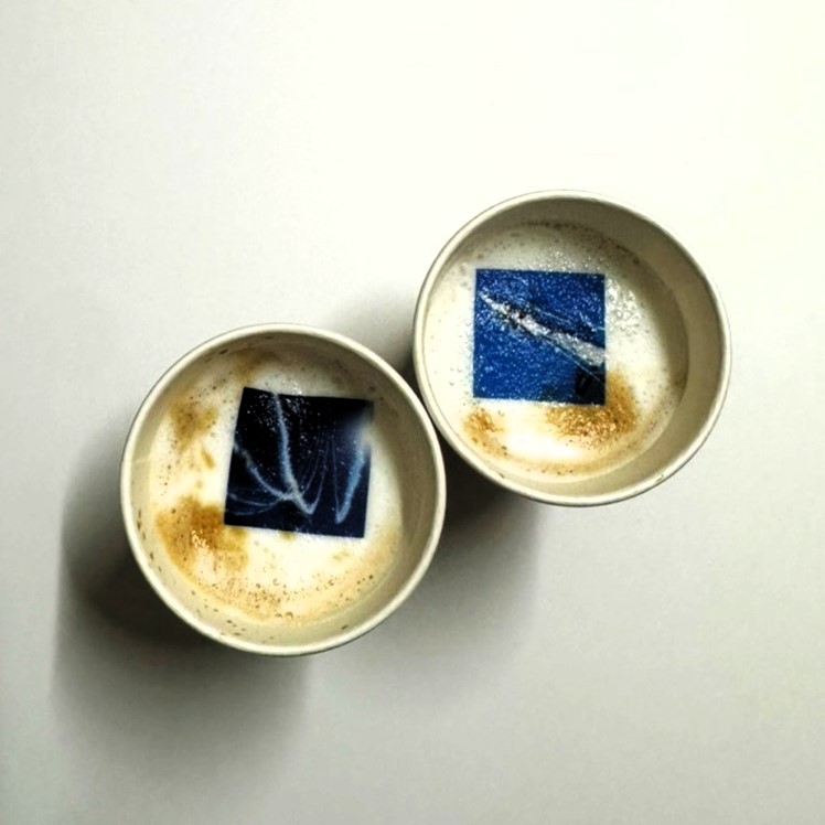 ブルーインパルス・ラテ（1杯） 各900円　※イメージ