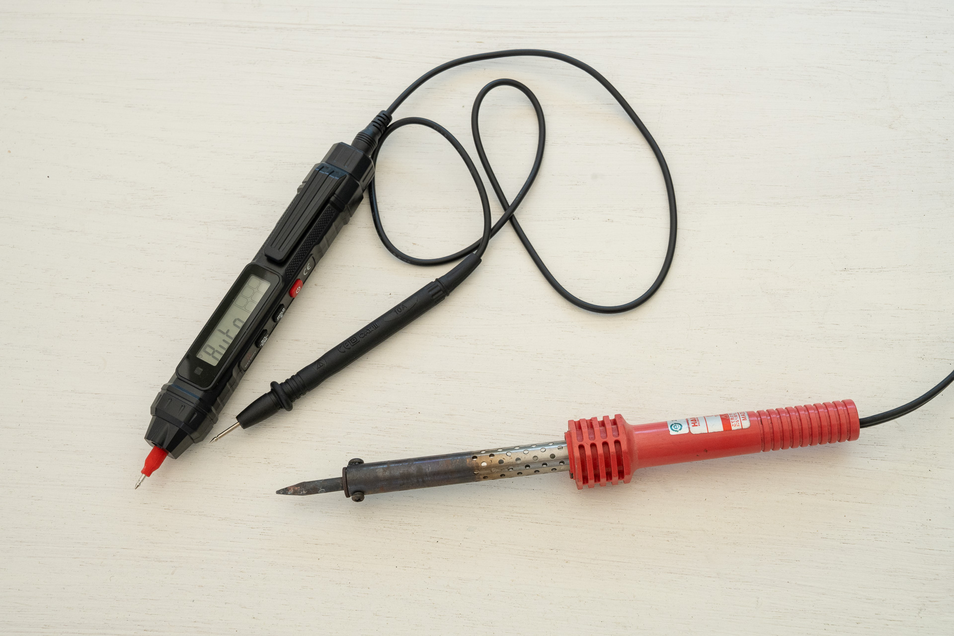 テスターとハンダゴテ。テスターはなんだか増えていくつも持っているんだけど、最近購入したものがこれ。ペンタイプで小さいので車載するのにGood。車だけでなく撮影機材もDIYが多いし、現場でDIYすることもあるしね