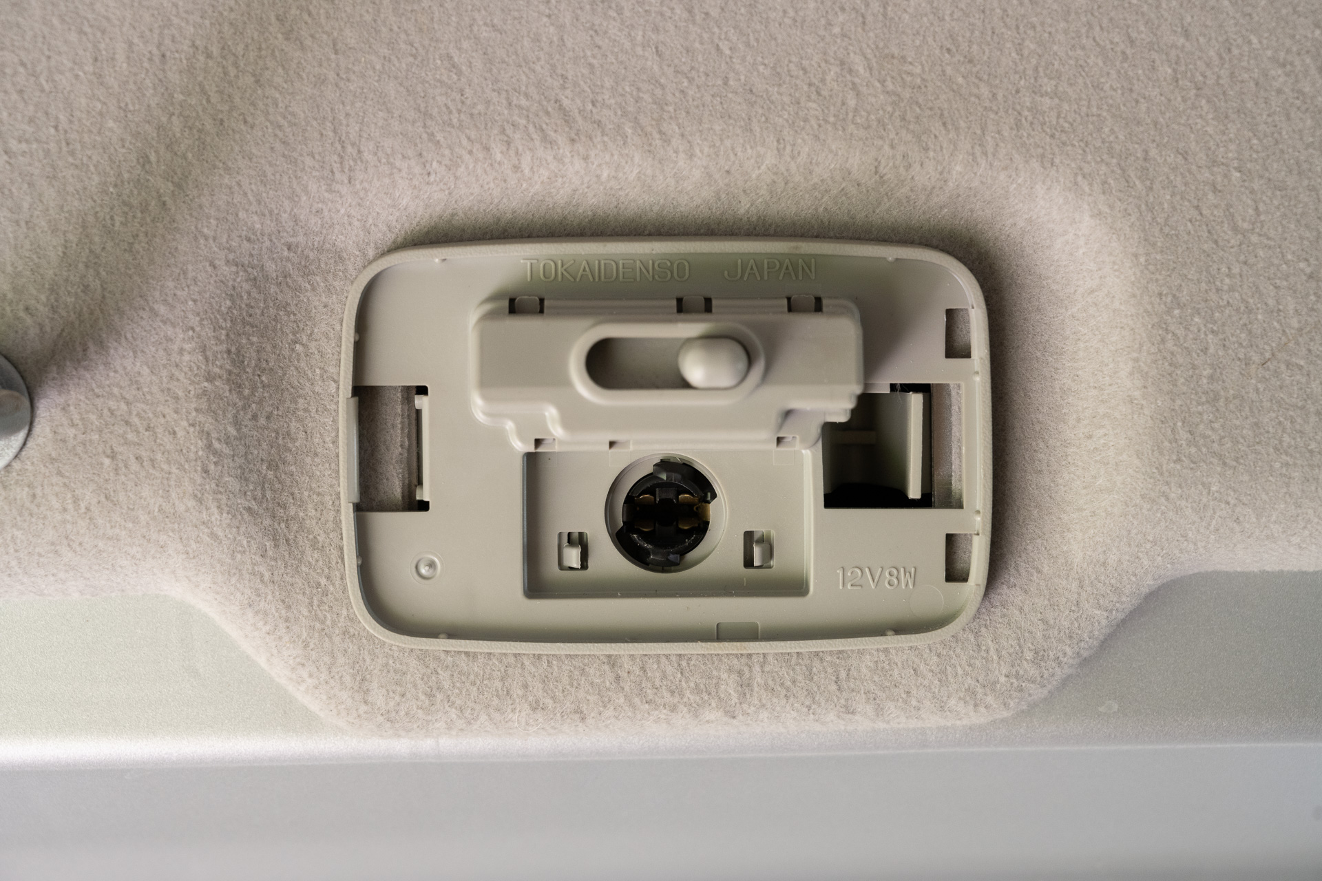 カーゴルームのランプカバーを外し、まずテスターでコネクタの極性を調べてからヒューズを外します