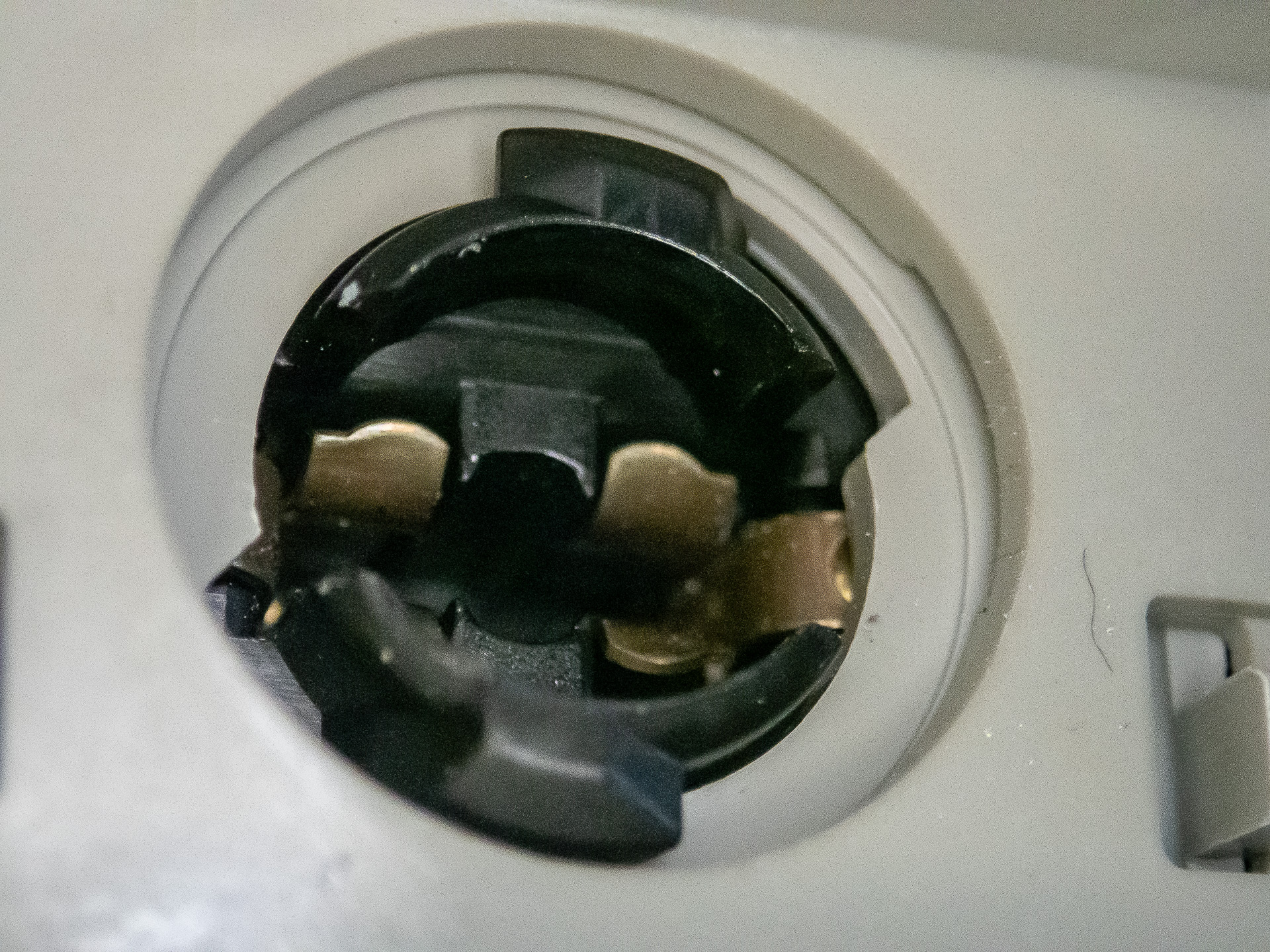 ランプのソケットを拡大するとこんな見た目。左右の端子でランプの端子を挟み込むんだね