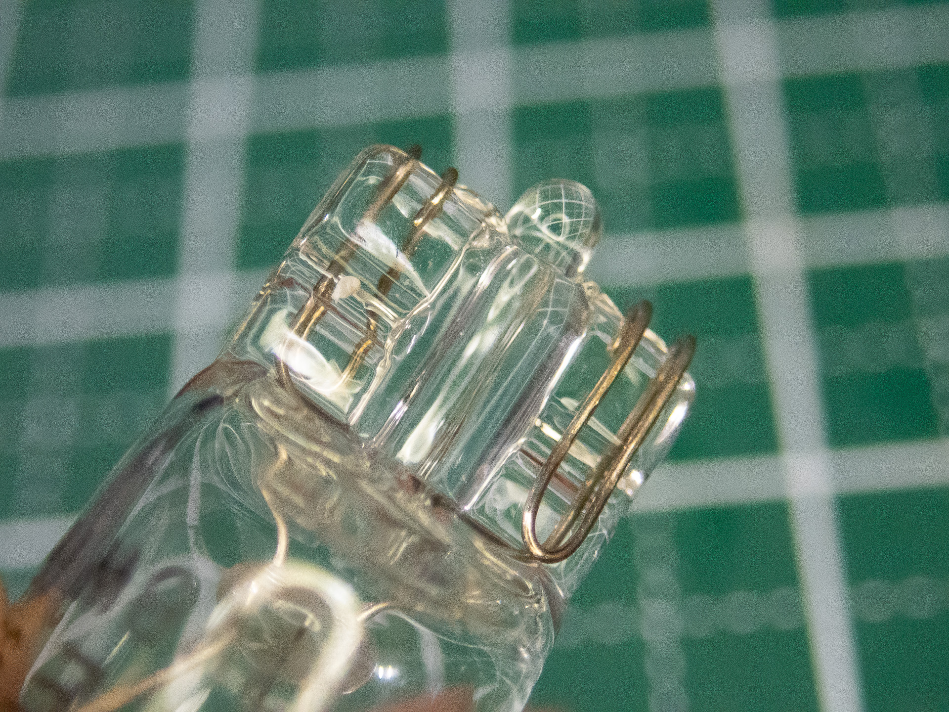 ランプを拡大するとこうなっています。ランプ側の端子は電線そのまま。なのでDIYするのもリード線そのままでいいよね