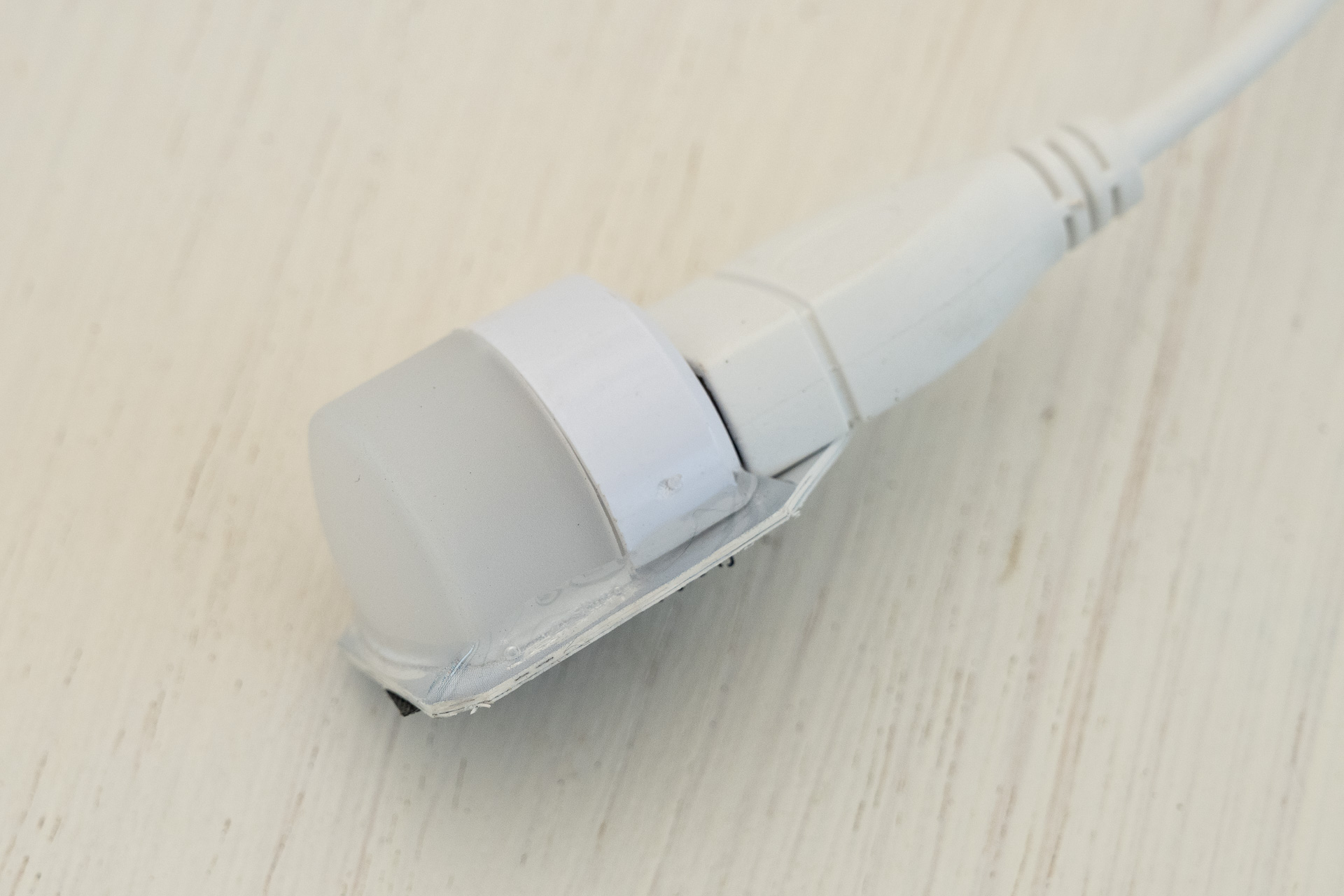 LED電球もカットして、絵葉書貼り付けw　これのカットはルーターを使います。