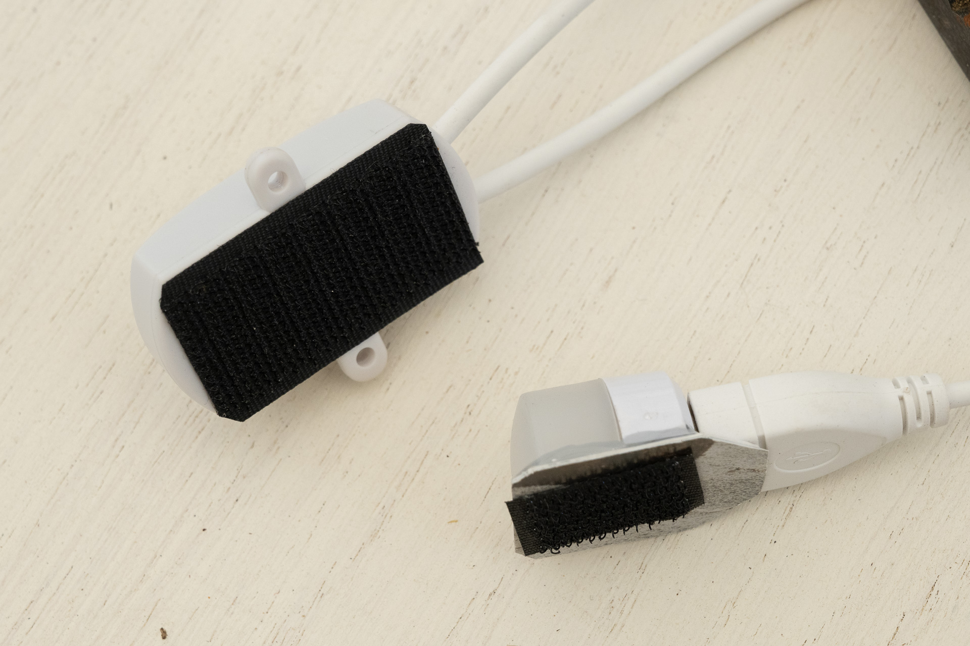 センサーとLEDには面ファスナーを貼ります。これで天井にくっつけます。<a href="https://jp.daisonet.com/products/4905429019601">そしてこれもダイソー</a>。僕は常備してます。