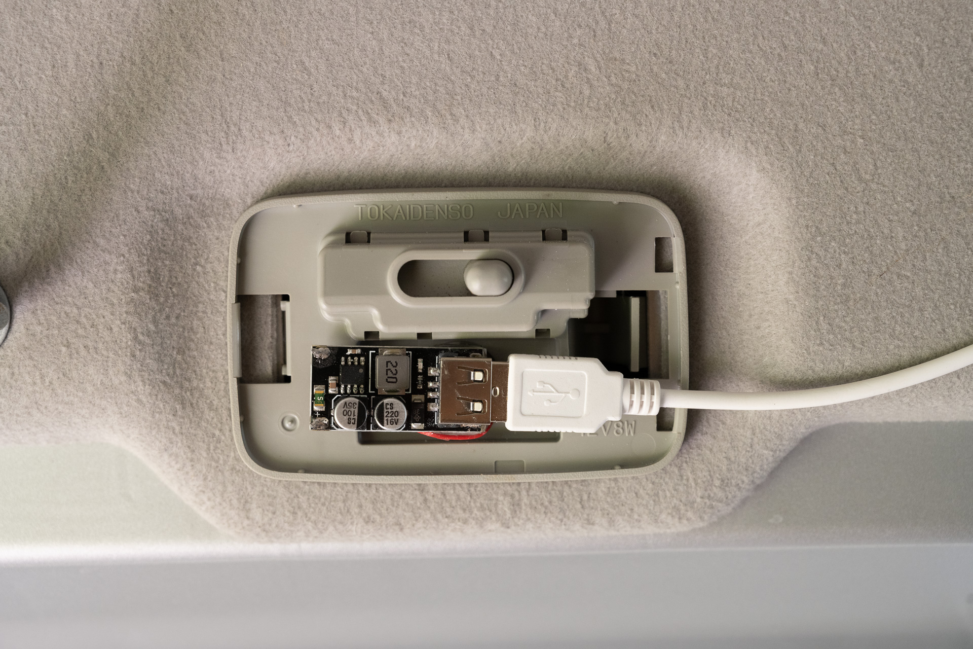 ルームランプのソケットに入れてみると、おお、ピッタリ。こういうときは嬉しくなりますなあ。