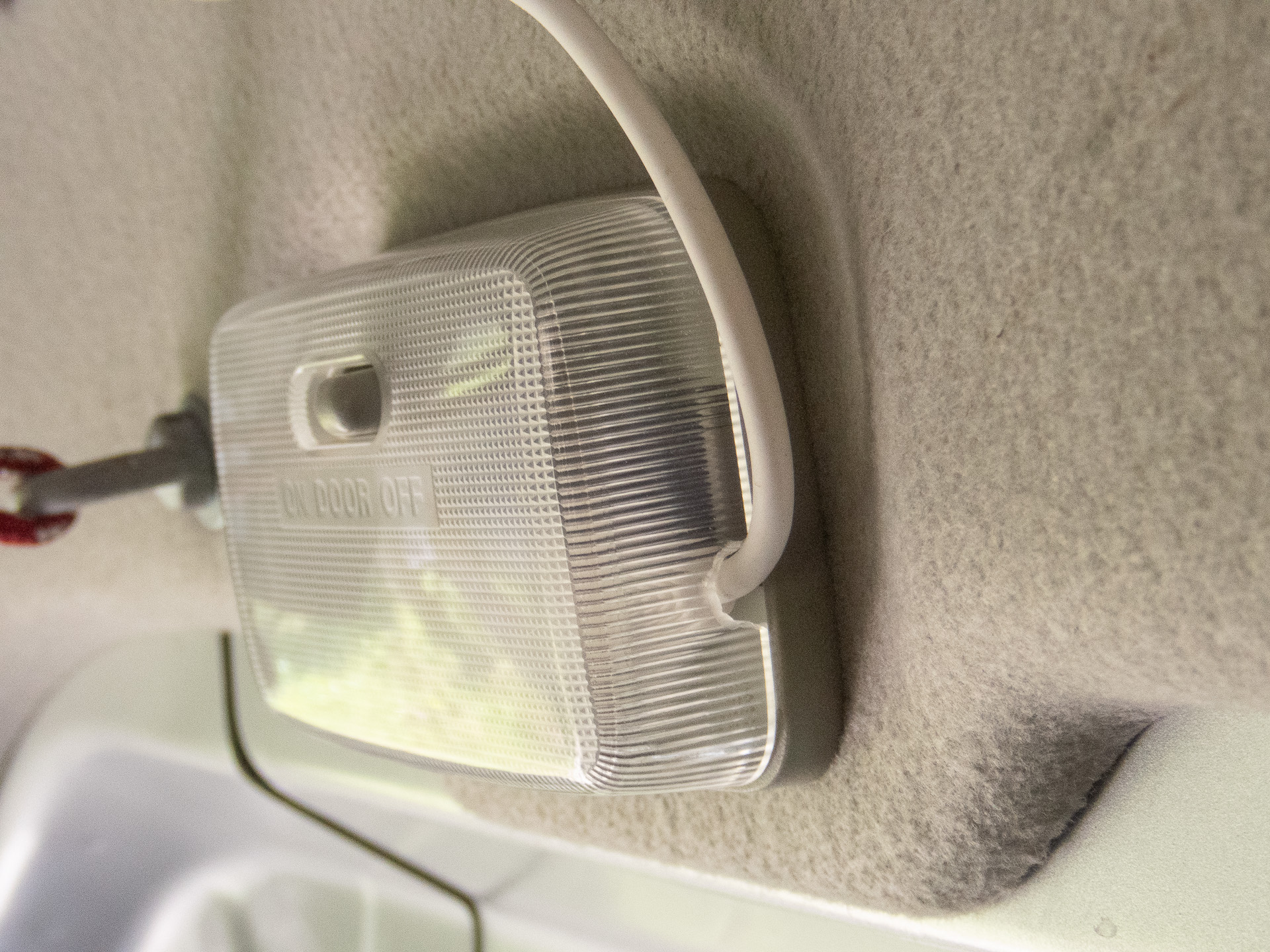 だけどちょっとタマにキズもあります。ルームランプのカバーに切り欠きをつけないとUSBケーブルが通らないんだよね。なるべく車体側をいじりたくないんだけど、これくらいは許容範囲かな