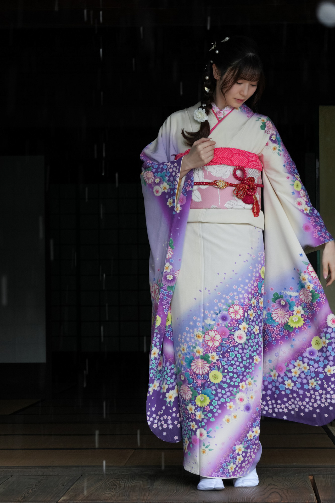 暗い背景を選ぶと雨脚が写りやすい。シャッタースピードによって雨を流すか止めるかで表現も変わる。モデル：蒼井めるだ