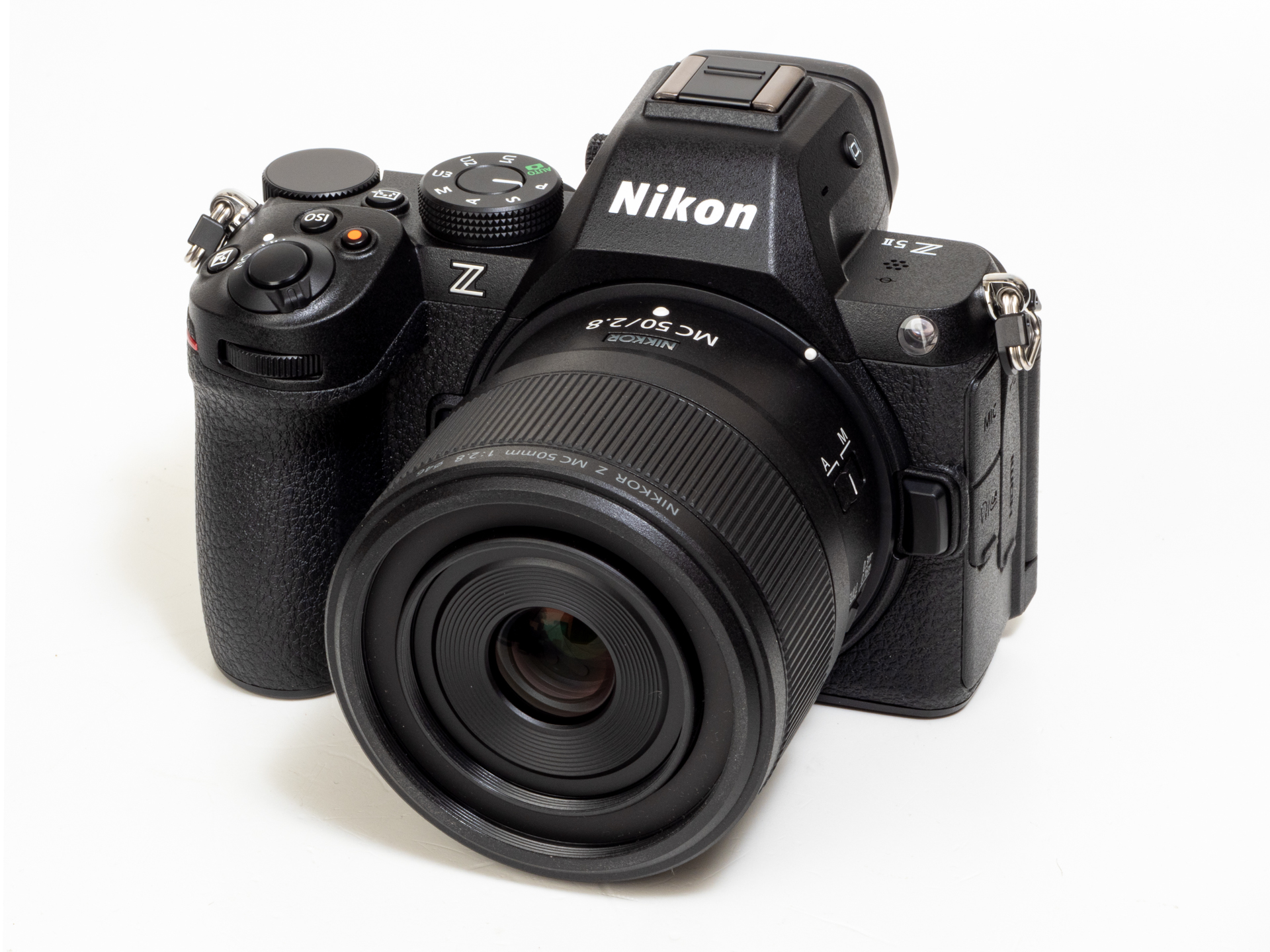 小さめの単焦点レンズを装着し、街に斬り込んでゆくという写真家に適したカメラではないかと思うわけです。