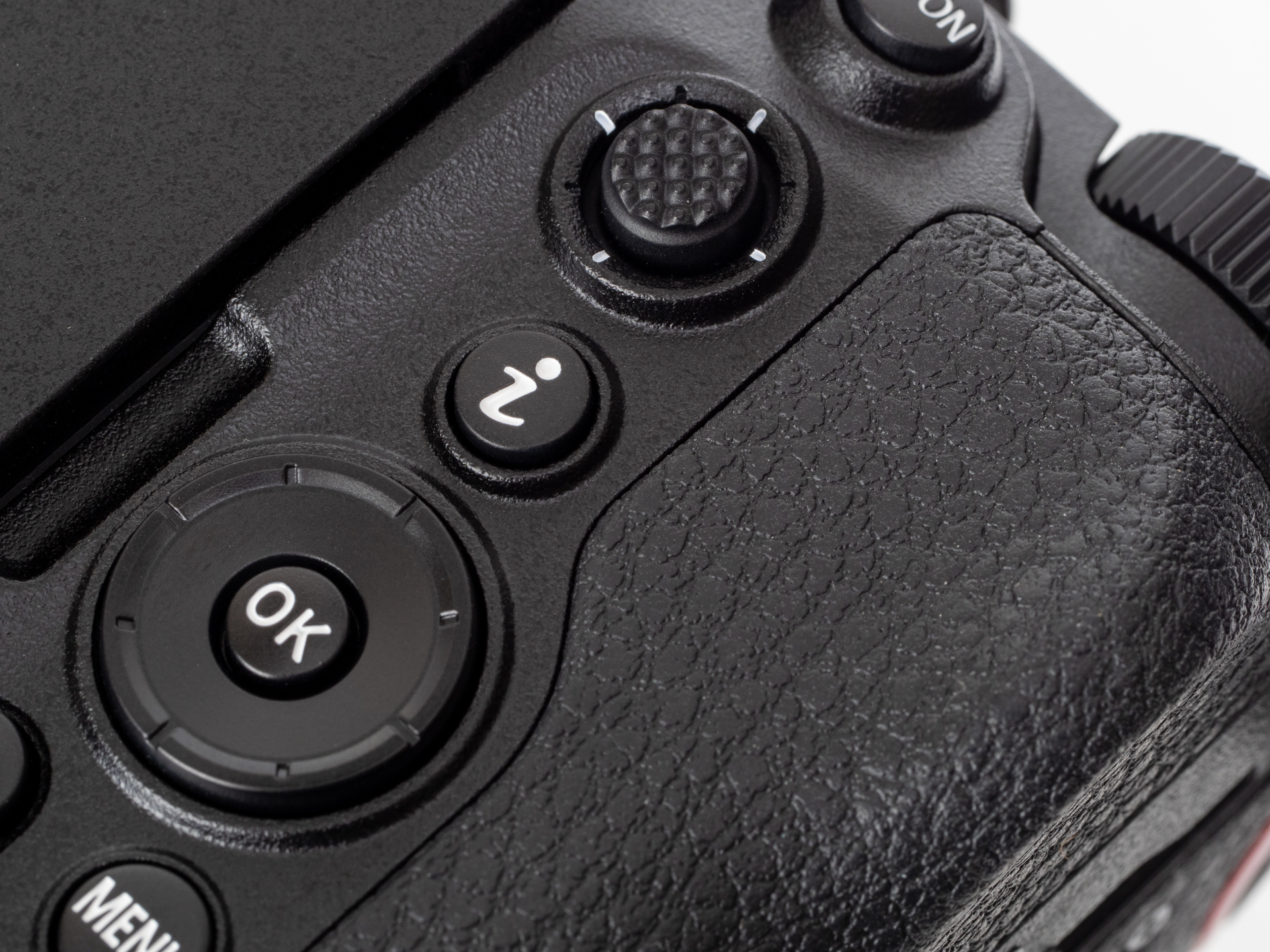 フォーカスのグリグリもあり親切でていねいな仕様ですが、オートエリアAFやタッチAFで解決することばかりで使用頻度が減りました。