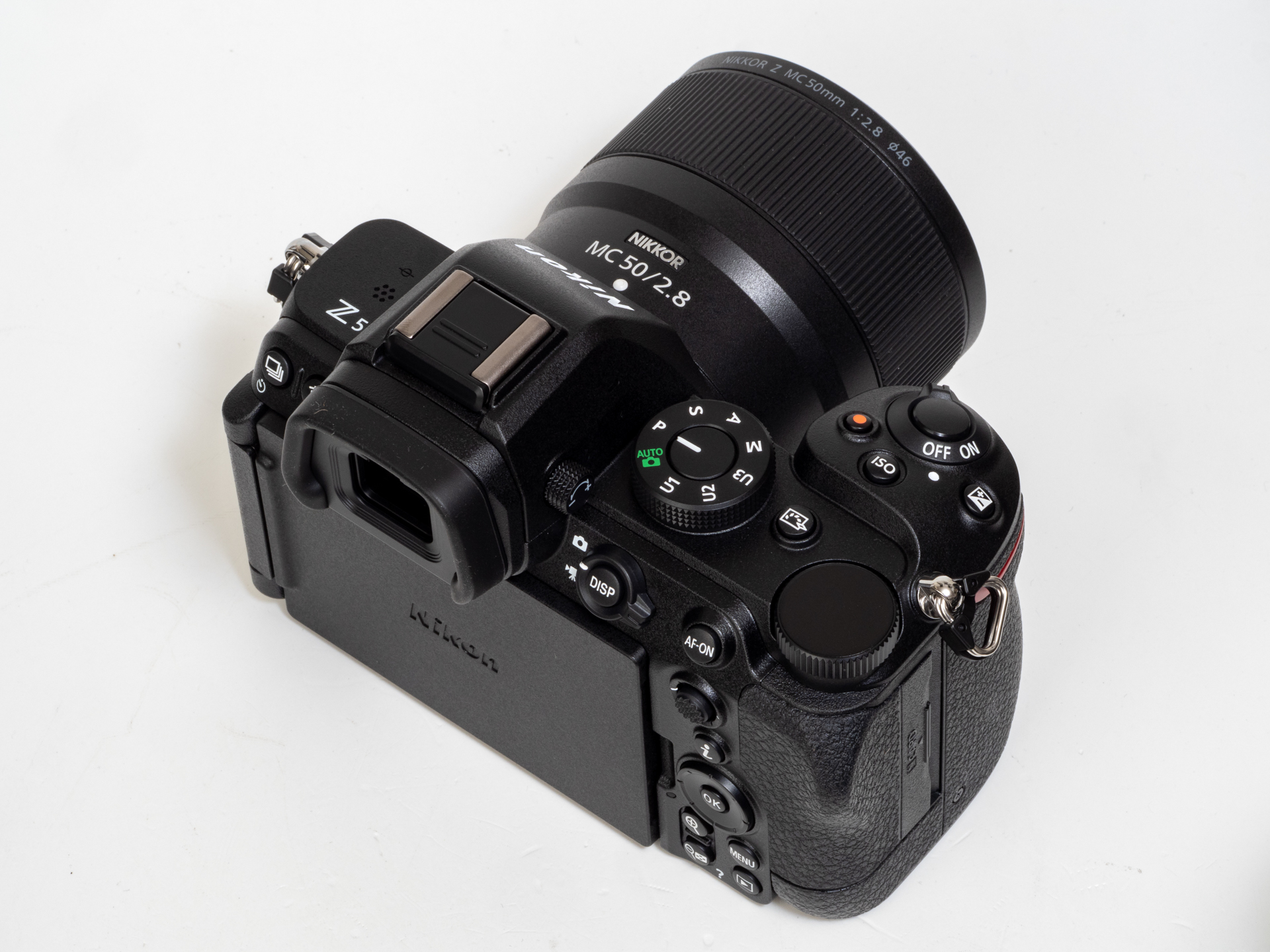 カメラは細部のことよりも、全体の佇まいに魅力があるかどうかです。後ろ姿をみてもローエンド機という印象はないですね。