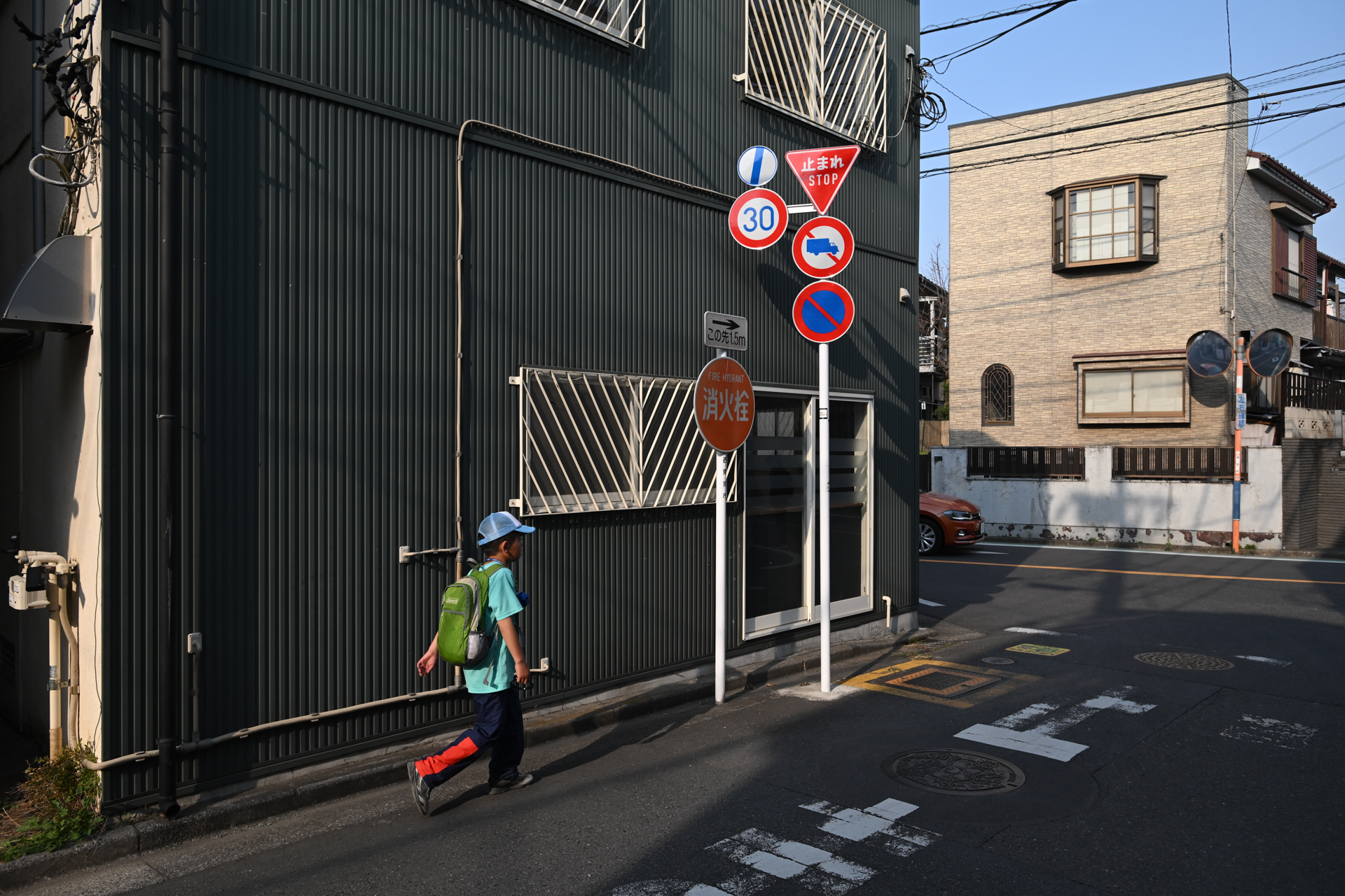 夕暮れ間近の路地。同じくAF-S 17-35mm F2.8を使用していますが、なかなかよいトーンが出ました。<br><span class="fnt-85">ニコン Z5II／AI AF-S Zoom-Nikkor 17-35mm f/2.8D IF-ED／プログラムAE（1/1,600秒、F6.3、−1.0EV）／ISO 400</span>