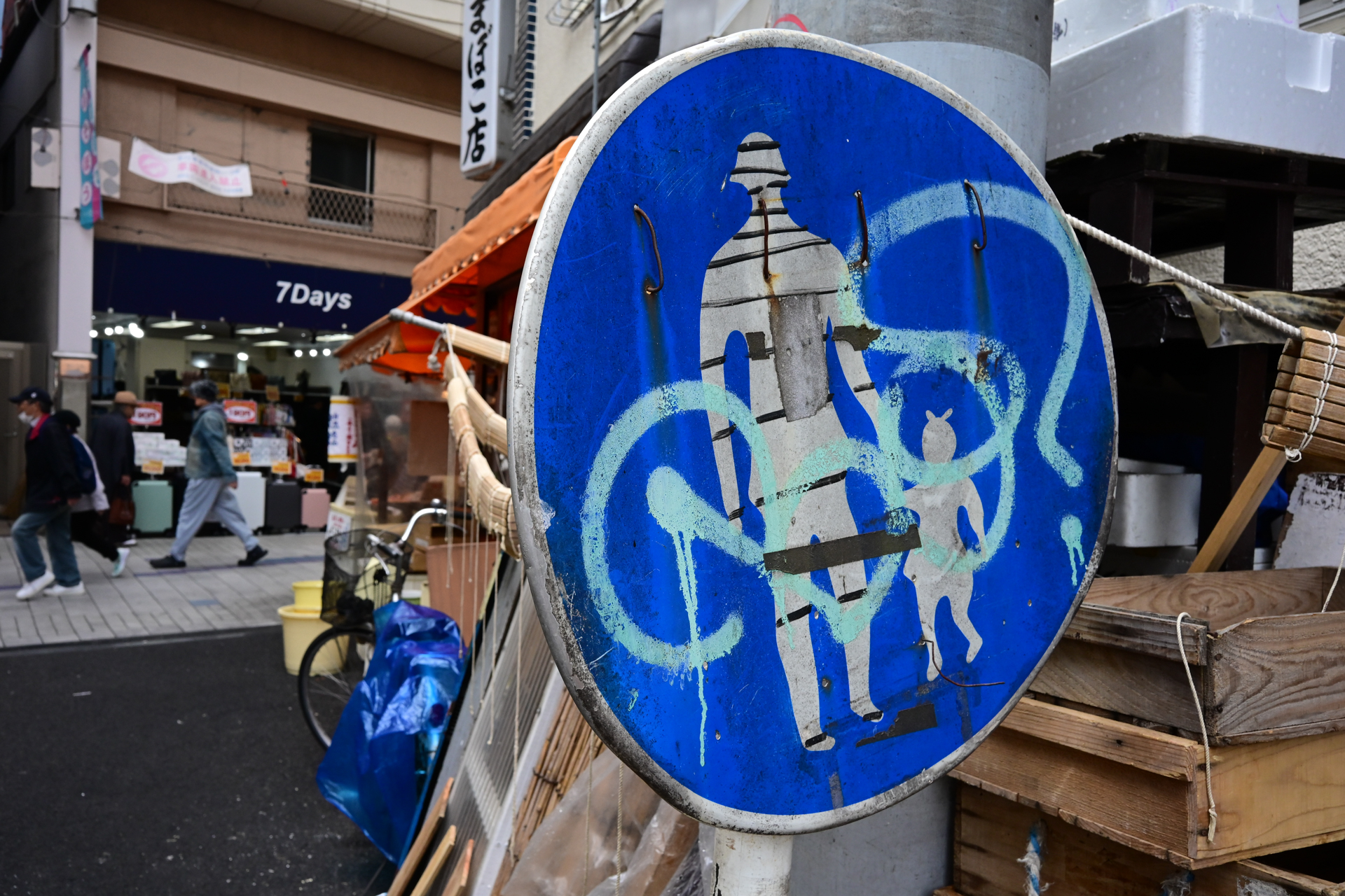 あまり条件が良くない曇天の路地裏ですが、しっかりと階調を繋いで、色も明確に再現します。嬉しいですね。<br><span class="fnt-85">ニコン Z5II／NIKKOR Z 26mm f/2.8／絞り優先AE（1/250秒、F10、−0.3EV）／ISO 1600</span>