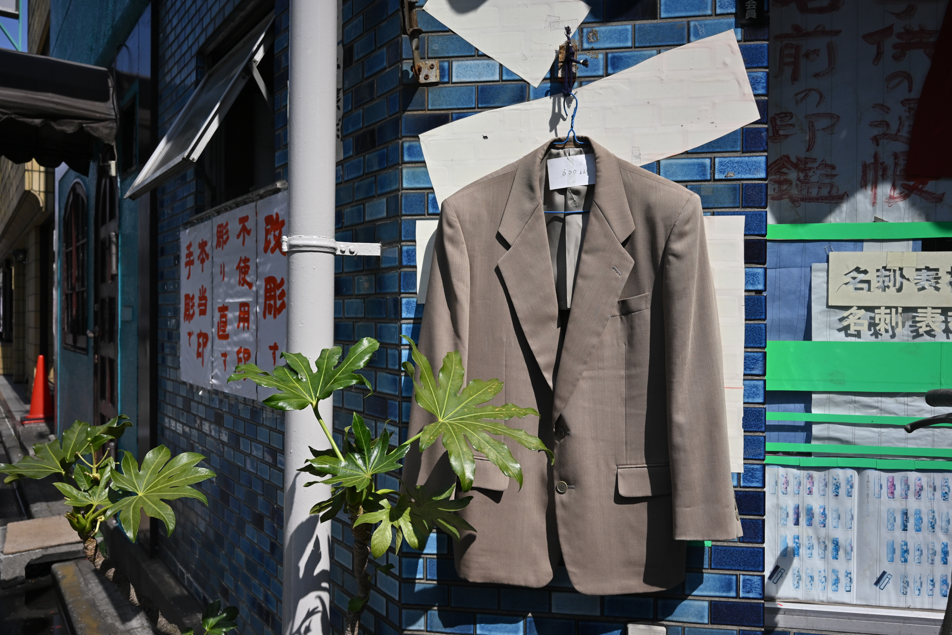 謎の光景は謎のまま残しておきたいタイプです。<br><span class="fnt-85">ニコン Z5II／NIKKOR Z 26mm f/2.8／絞り優先AE（1/2,000秒、F8.0、−0.7EV）／ISO 400</span>