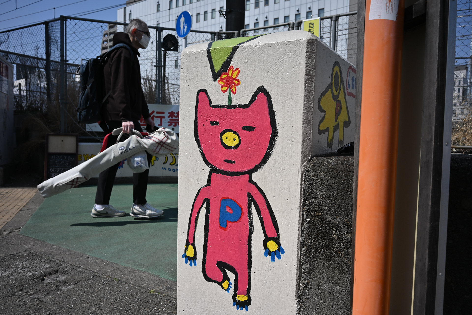 カメラを膝のあたりに置いてバリアングルで撮影しています。余裕です。<br><span class="fnt-85">ニコン Z5II／NIKKOR Z 26mm f/2.8／絞り優先AE（1/2,500秒、F8.0、−0.7EV）／ISO 400</span>