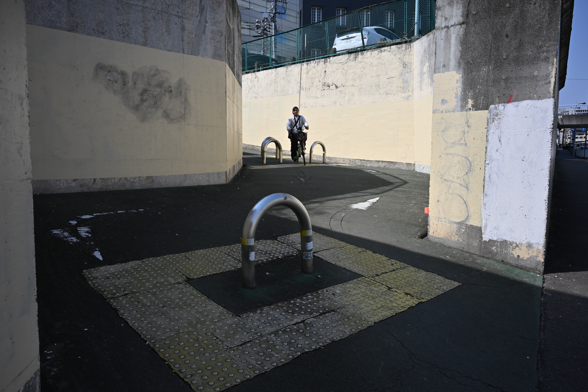 明暗差が大きいのにシャドーの再現も素晴らしく。こういう画をみると解像力だけではない凄みを感じますね。<br><span class="fnt-85">ニコン Z5II／NIKKOR Z 26mm f/2.8／絞り優先AE（1/1,600秒、F8.0、−0.7EV）／ISO 400</span>