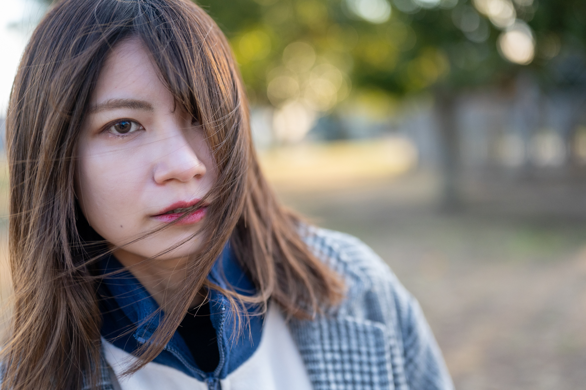 モデルさんに前に歩いてきてもらい、筆者も同時に後ろを歩きながら連続してシャッターを切ってみましたがZ5IIは瞳へのフォーカスを追い続けました。<br><span class="fnt-85">ニコン Z5II／NIKKOR Z 50mm f/1.8 S／絞り優先AE（1/4,000秒、F2.0、−0.7EV）／ISO 1600</span>