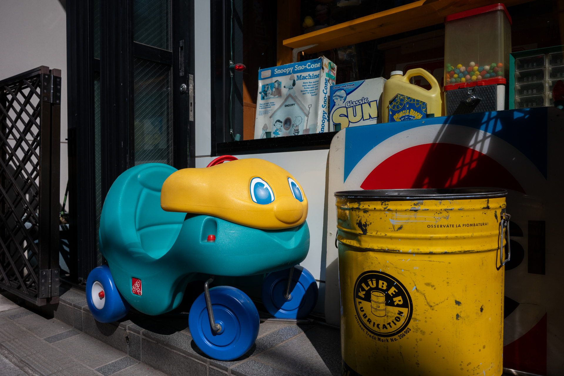 バリアングルを利用して、ローアングルで撮影してみました。無理な姿勢をとらずに自由なアングルが得られますから、年寄りには重宝します。ディテールの描写が良くて感激しています。<br><span class="fnt-85">ニコン Z5II／NIKKOR Z 26mm f/2.8／絞り優先AE（1/2,000秒、F8.0、−0.3EV）／ISO 400</span>