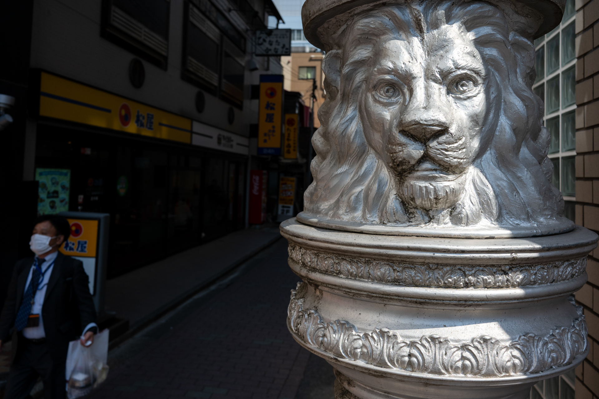 カメラを頭上にささげ持ち、バリアングルでフレーミングしてシャッターを切ってみました。ハイライトの質感もいいですね。<br><span class="fnt-85">ニコン Z5II／NIKKOR Z 26mm f/2.8／絞り優先AE（1/1,000秒、F8.0、−0.7EV）／ISO 400</span>