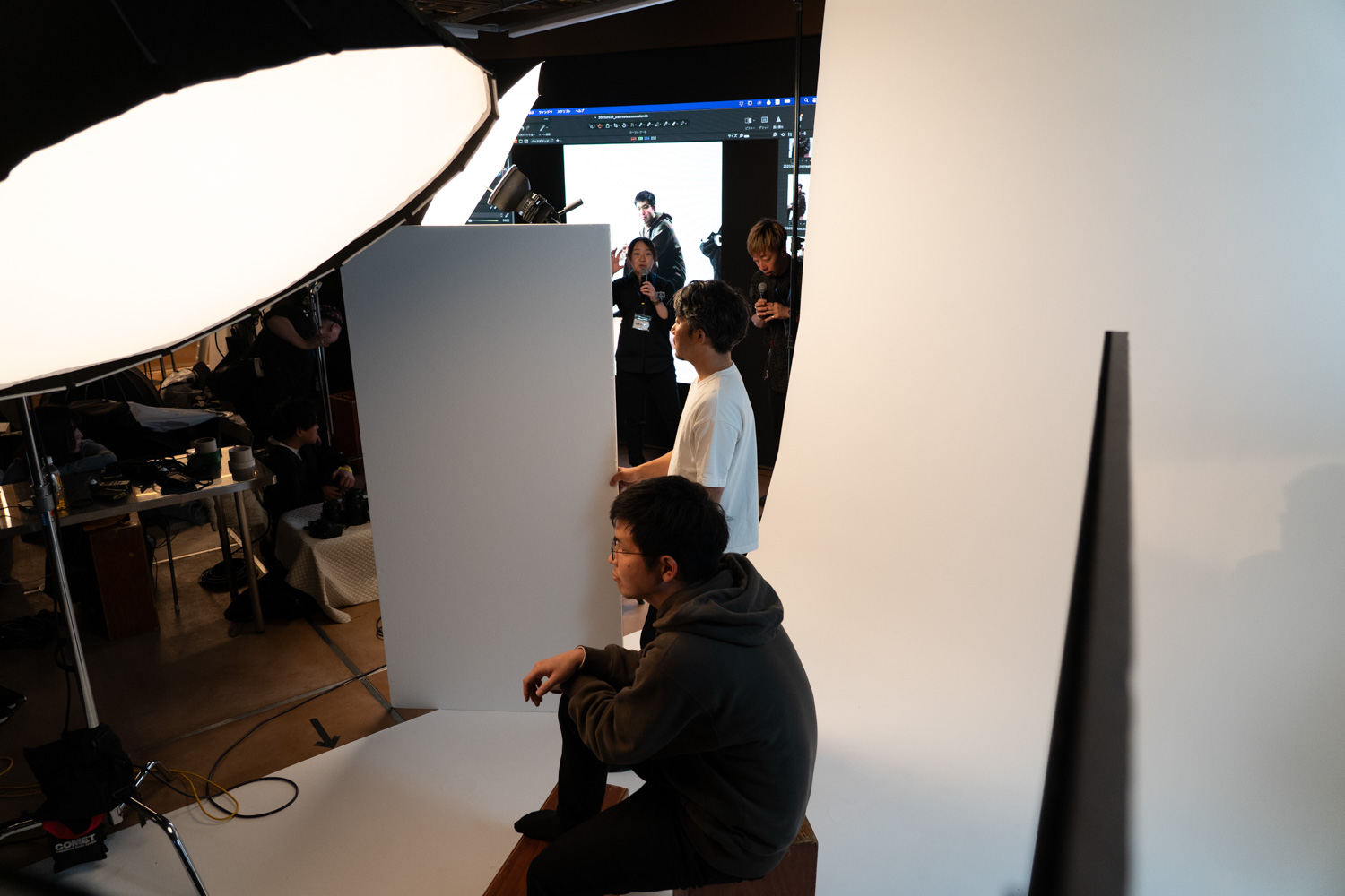 来場者からスタンドイン（準備段階の代理モデル）を募ってライティングのテストをしているところ