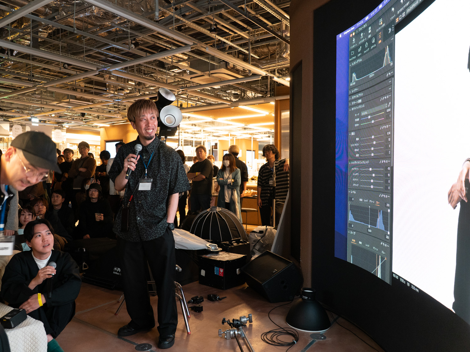 会場備え付けのモニターに映し出されたテザーの写真を解説する場面も