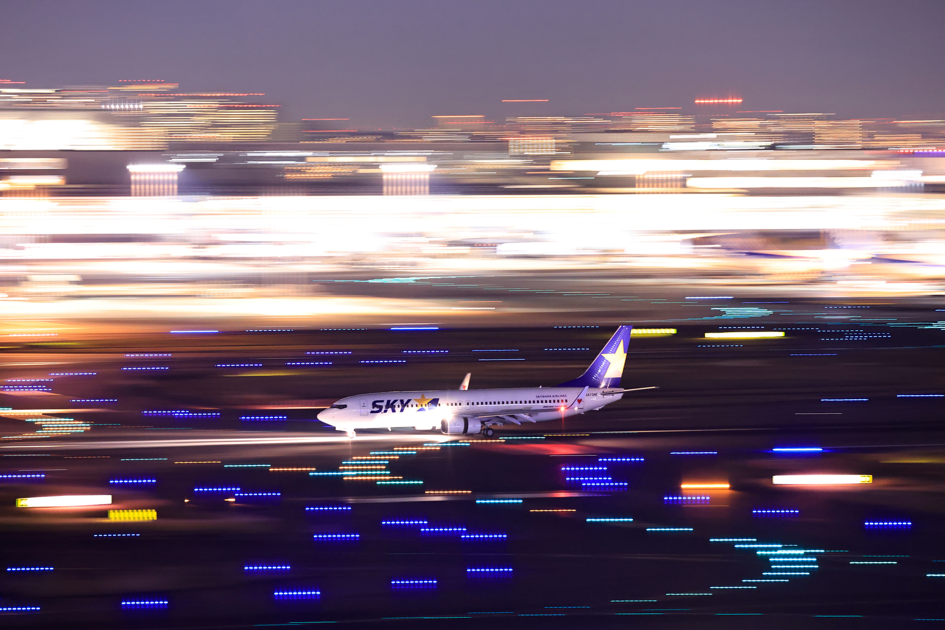 EOS R1のファインダーの視認性は格別。あえて機体に寄らない引きの画でもゾクゾクしながらシャッターを切れるのは、撮り手にとってうれしい<br><span class="fnt-85">キヤノン EOS R1／RF100-300mm F2.8 L IS USM／188mm／マニュアル露出（F3.2、1/10秒）／ISO 8000／WB：オート</span>