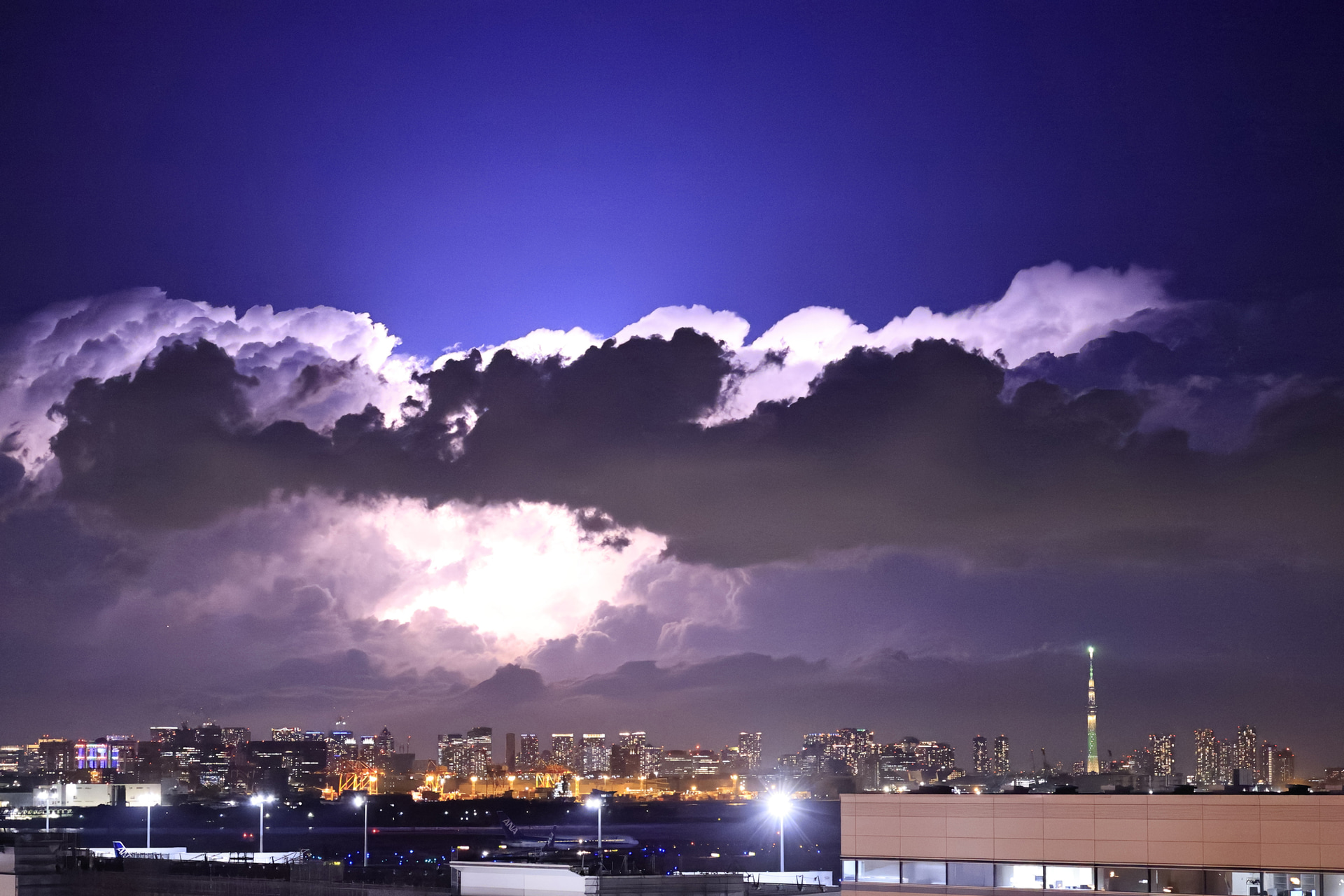 雷雲が発生したときに狙う稲光。従来は光った瞬間にシャッターボタンを押していたが残念な結果を山積していた。プリ連続撮影を使えば約0.5秒さかのぼれるので、決定的瞬間を逃さない<br><span class="fnt-85">キヤノン EOS R1／RF100-500mm F4.5-7.1 L IS USM／100mm／絞り優先AE（F4.5、1/125秒、±0EV）／ISO 64000／WB：オート</span>
