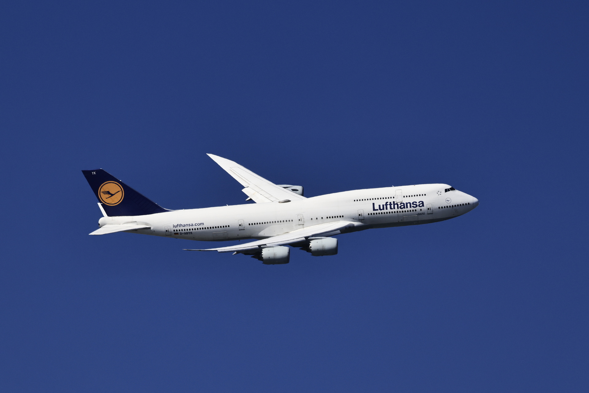 遠くの機影はクロップして引き寄せる