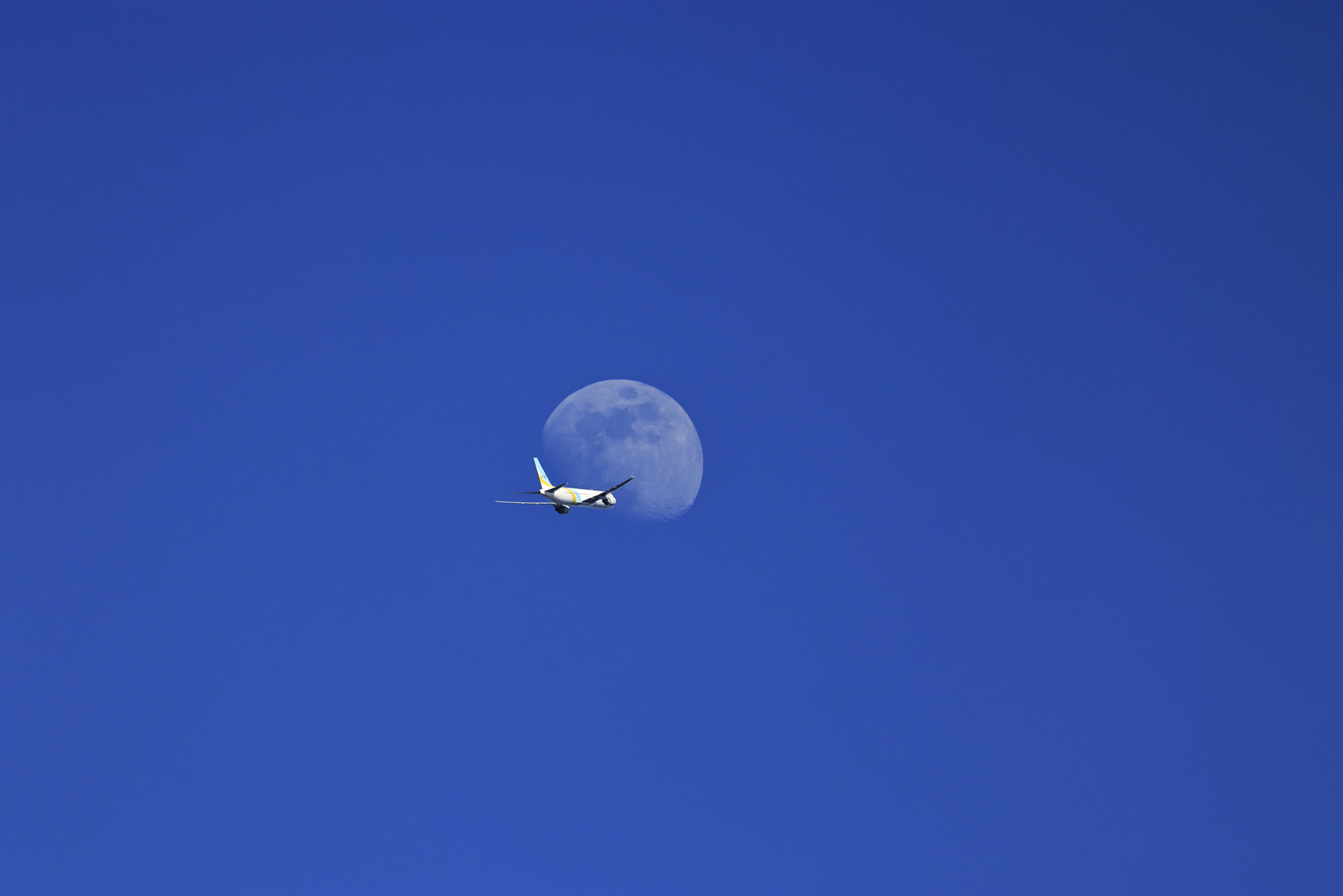 突然の撮影チャンスで焦点距離が足りなかったので、カメラ内アップスケーリングをして解像度を上げてから月の周囲のみをトリミングした