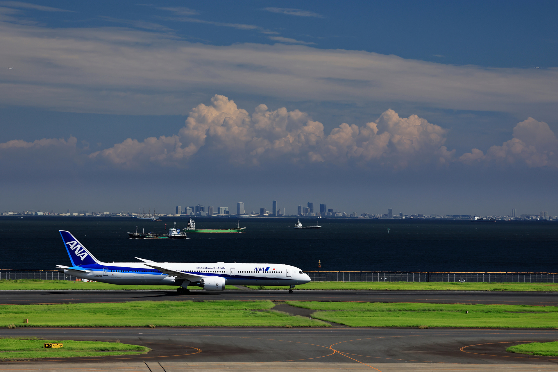 風景写真家の米美知子さんも言っていたが、EOS R5 Mark IIは緑の再現性が美しくなった。夏場の空港内には芝が多く、夏のイメージ要素として欠かせない緑の美しさはありがたい<br><span class="fnt-85">キヤノン EOS R5 Mark II／RF100-500mm F4.5-7.1 L IS USM／145mm／絞り優先AE（F6.4、1/1,600秒、－0.3EV）／ISO 500／WB：オート</span>