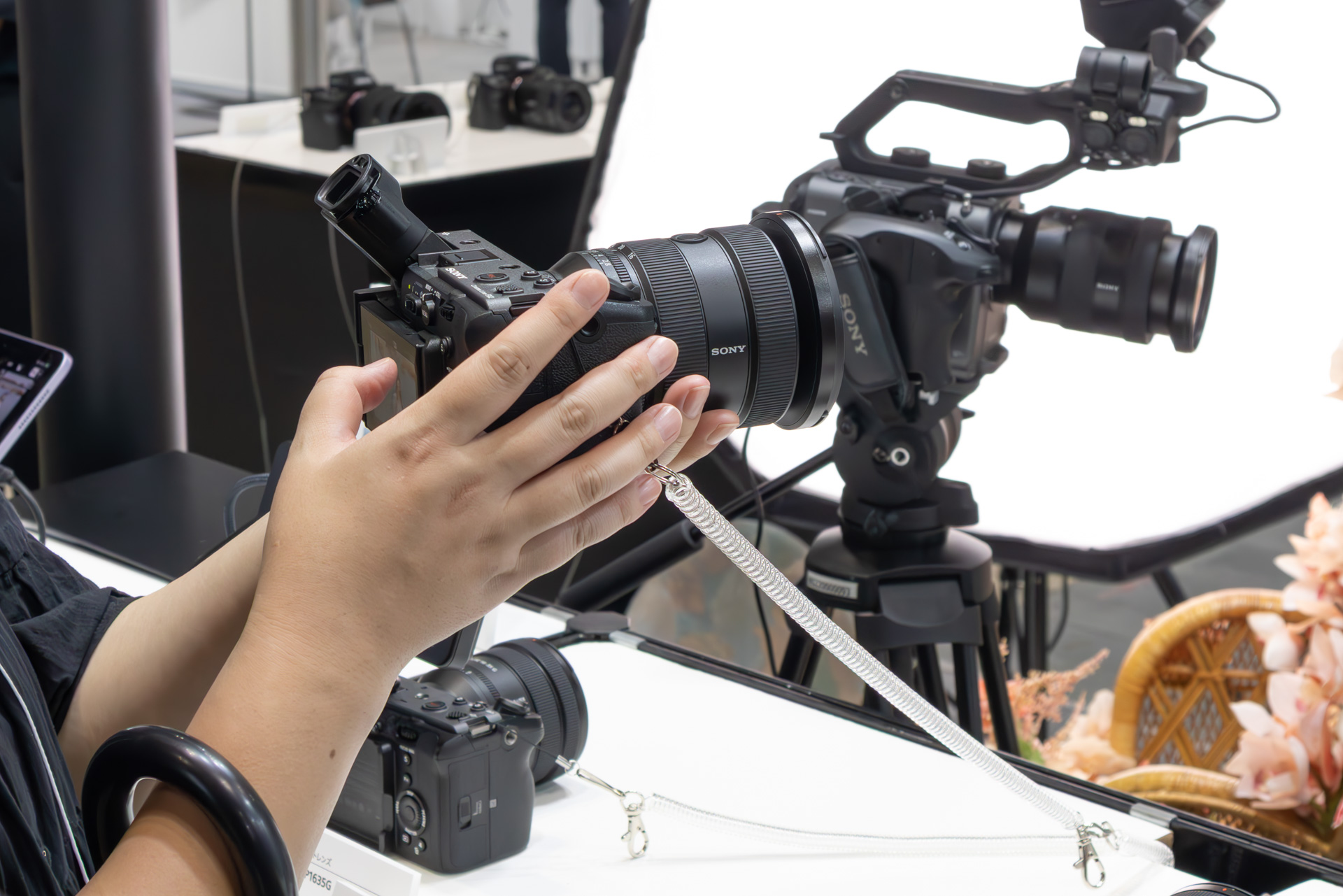 発売前の製品とあってFX2を手に取る来場者が多い