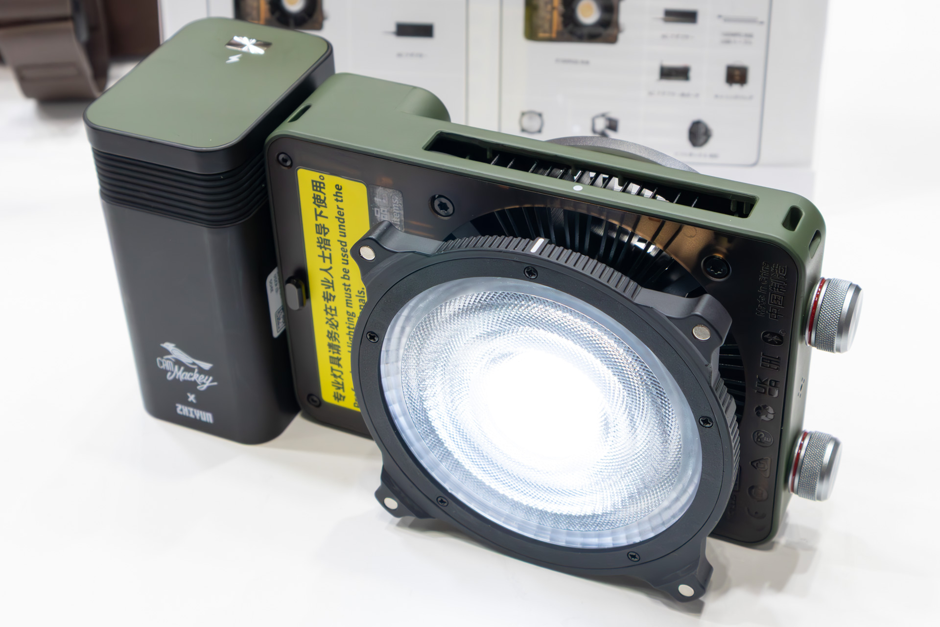 付属のリフレクターを装着したところ