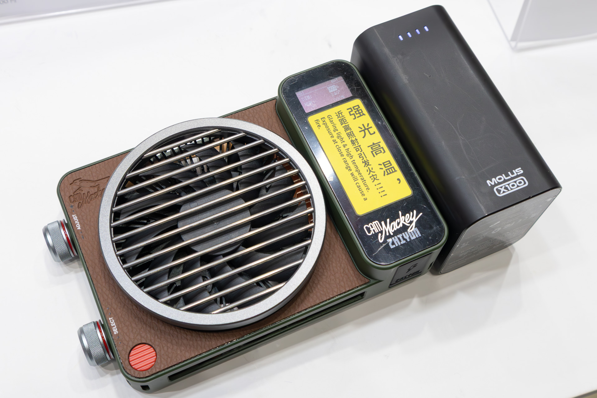 背面。冷却ファンも内蔵している