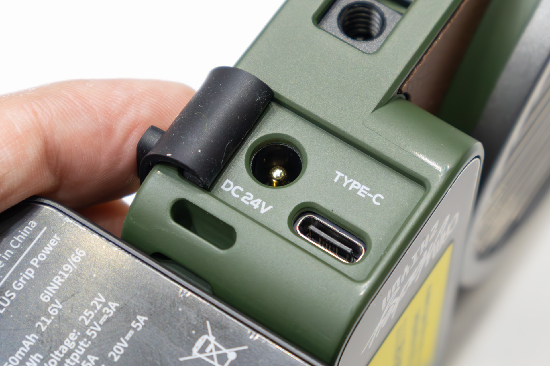 バッテリーのほか付属のACアダプターやUSB Type-Cでの給電も可能