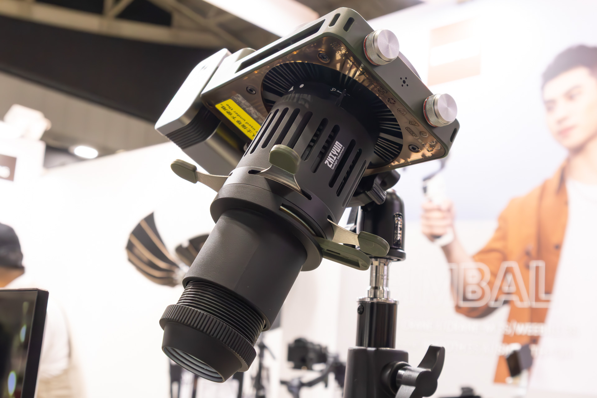 スポットライトアタッチメントを装着したところ