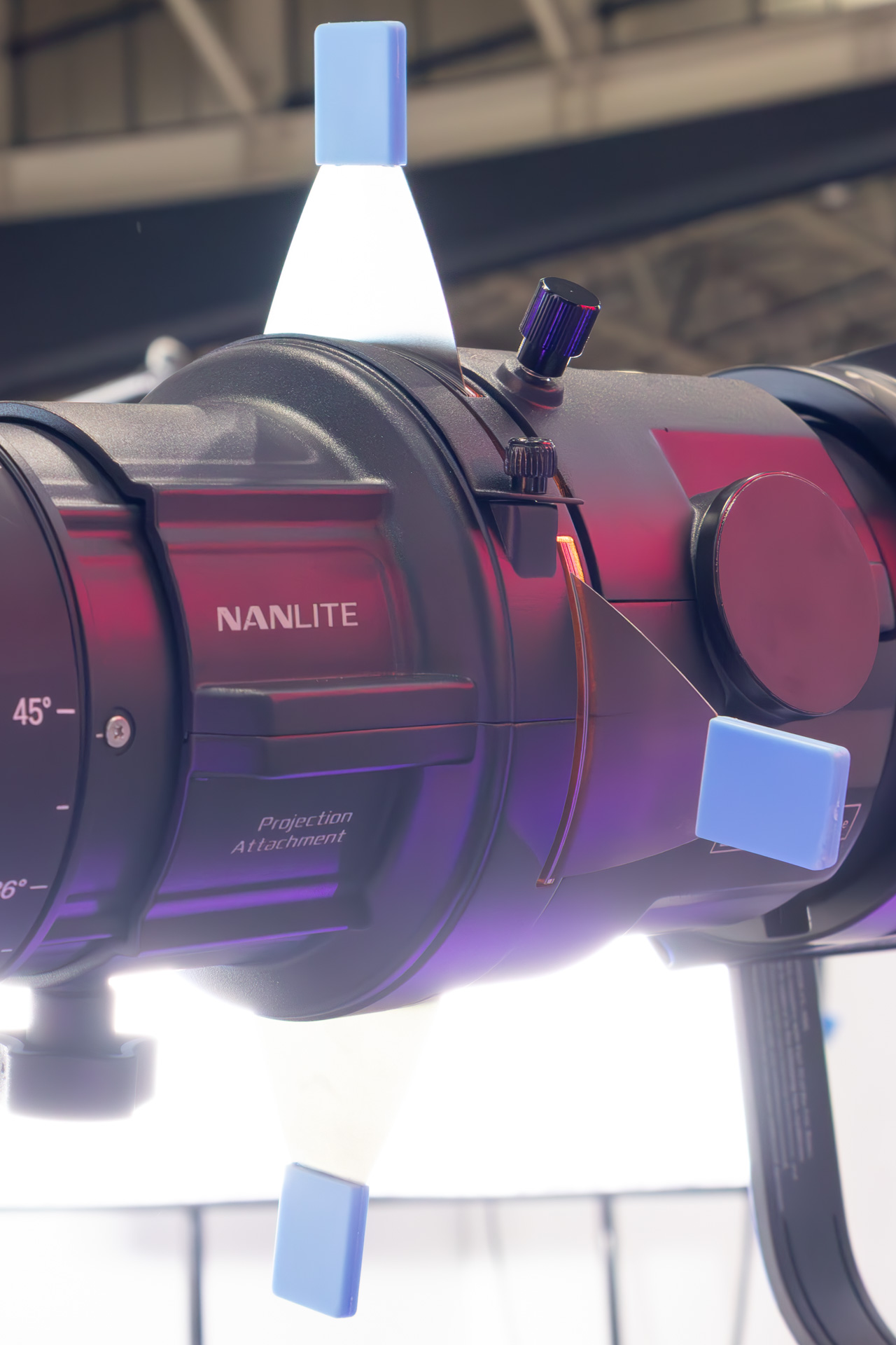 青い部分を出し入れして光を四角に成型できる