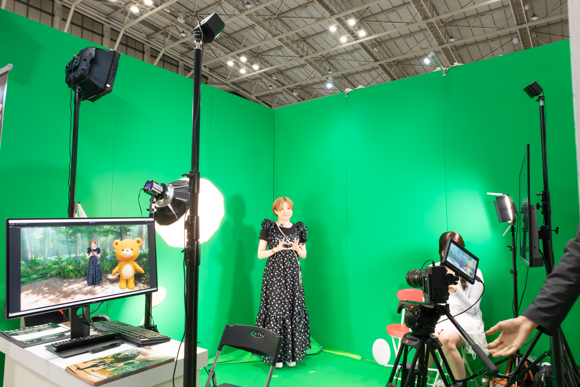 特撮スタジオのデモ。手前の小さな四角い装置がトラッキングセンサー