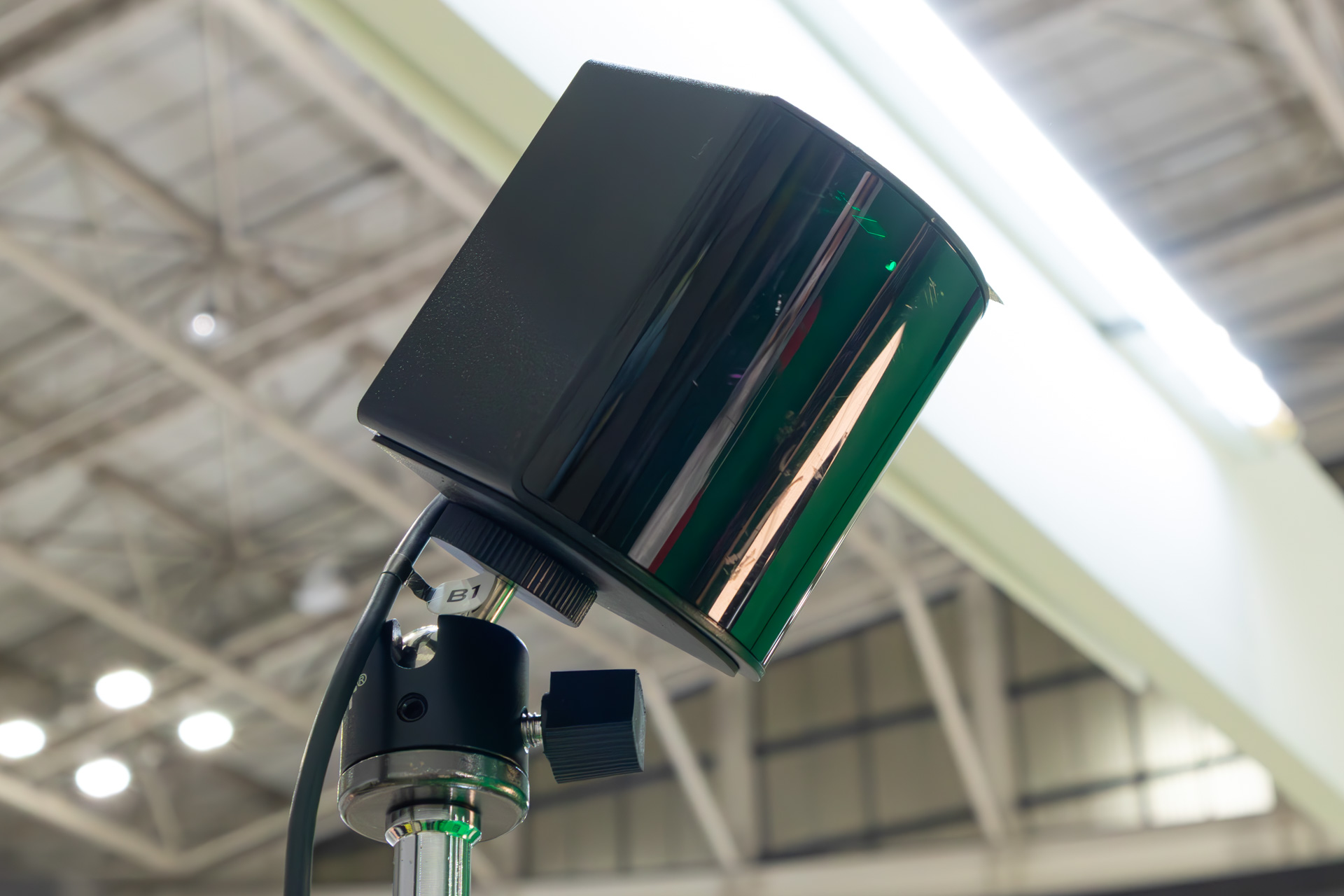 トラッキングセンサー。オプションで4台に増やすとさらに広いスタジオに対応できる