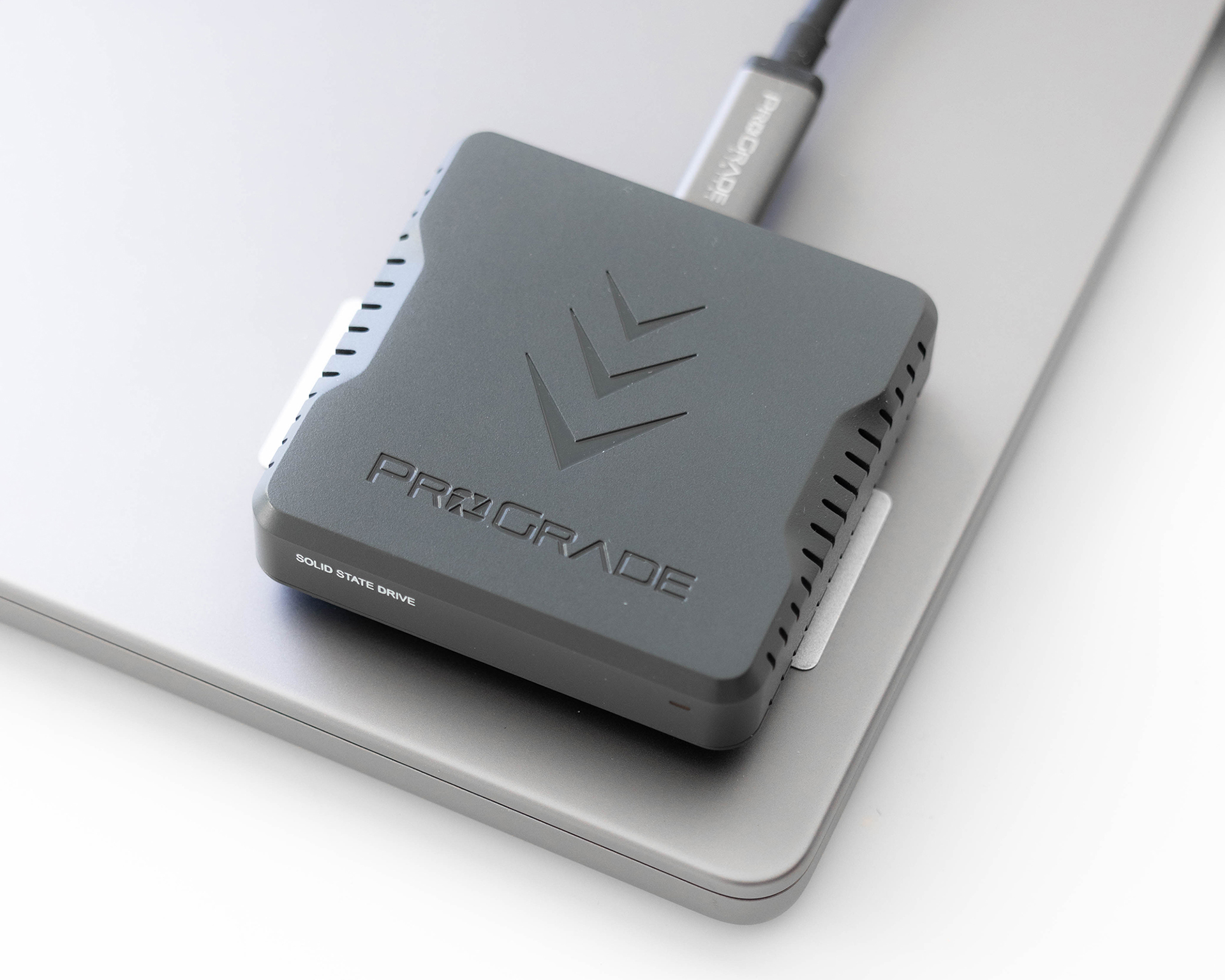 付属のプレートでノートPCの背面などに取り付けられる