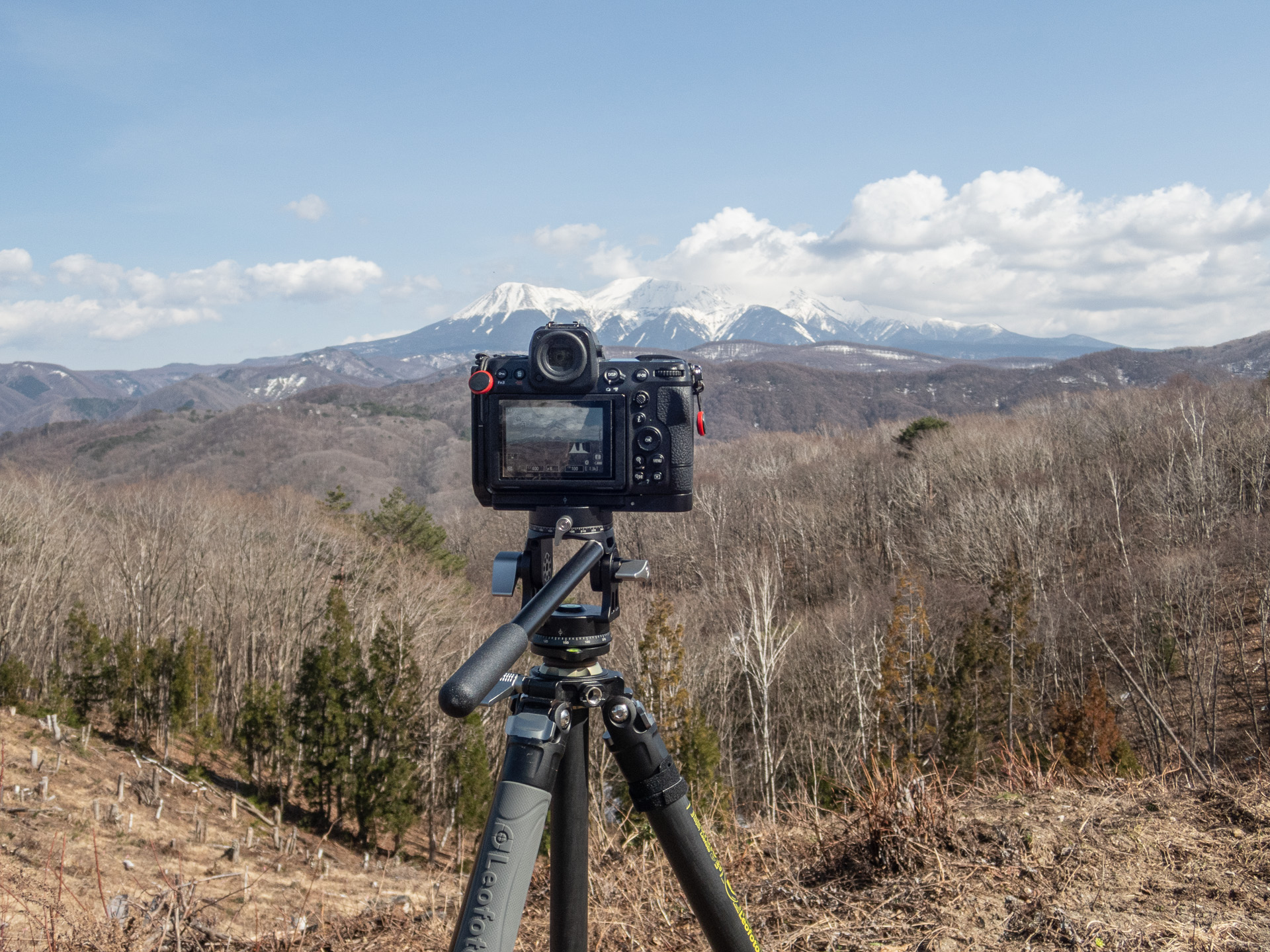 木曽御嶽山を撮影中。手ブレ補正が優秀な昨今だけど、風景を撮影するときは三脚を使った方が正確にフレーミングできるので、良い結果を生みますね