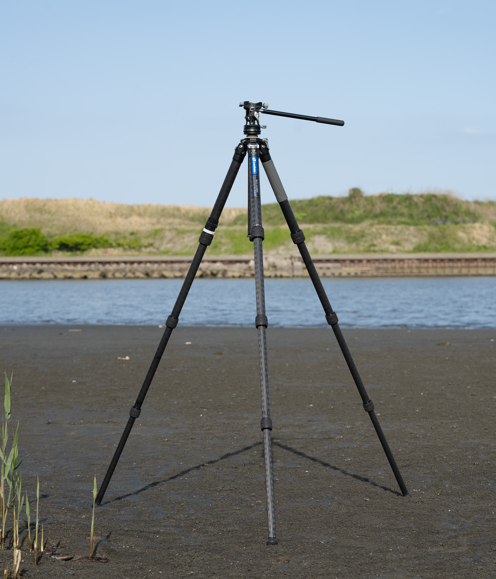 脚をいっぱいに伸ばしたところ。少し屈んでカメラを覗く感じなので、中型三脚といった部類