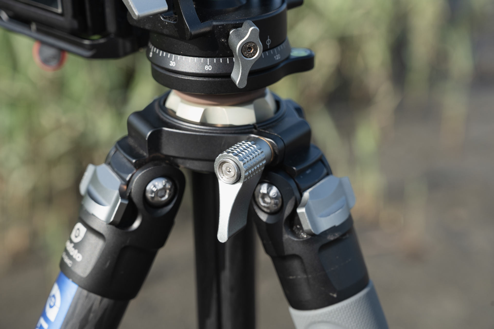 手前の銀色のレバーを緩めると、その奥のボールが動き素早く水平出しが可能